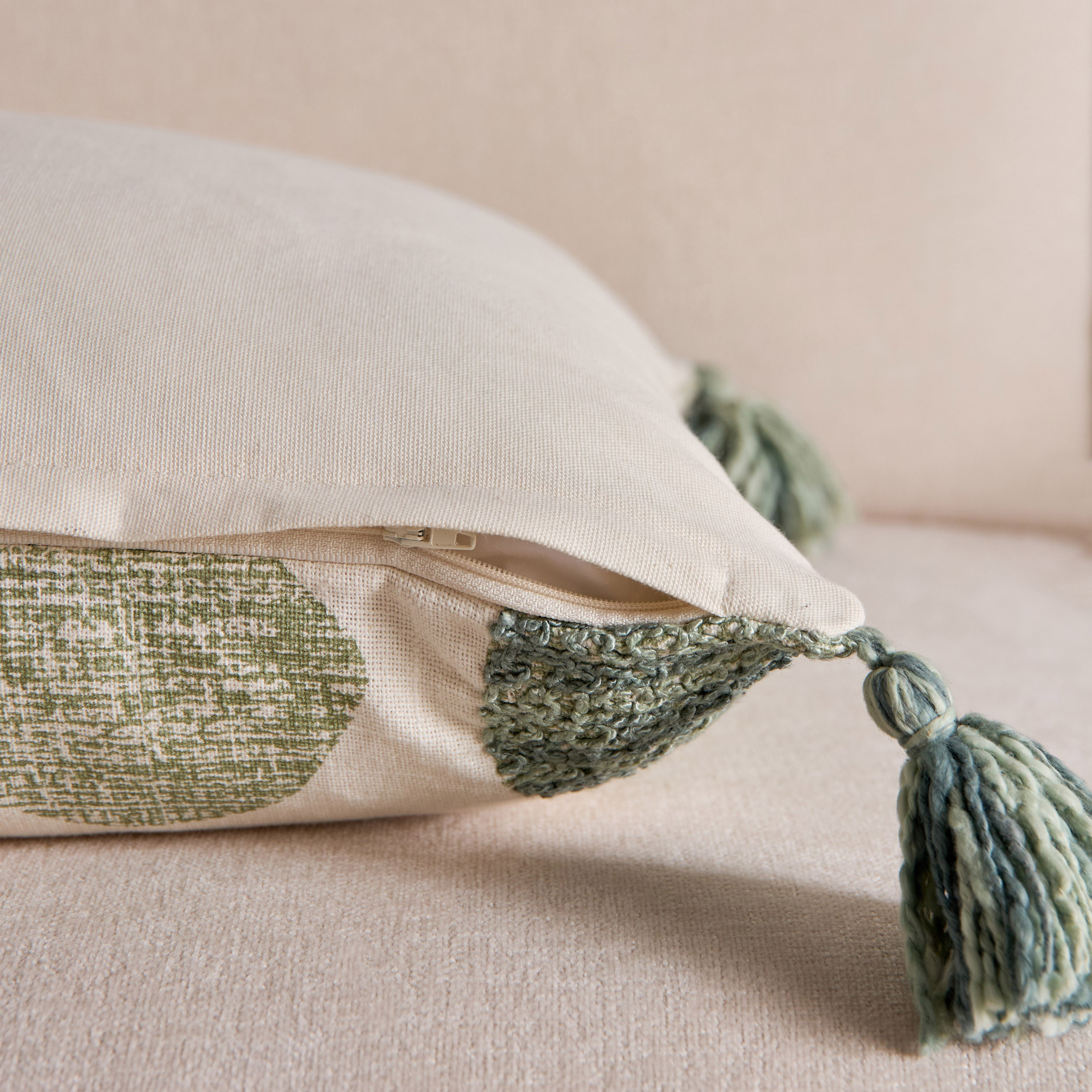 غطاء وسادة دائري كبير بنمط مقع من لاش- 45 × 45 سم-hbxhomeware-hbxbedroom-image-3