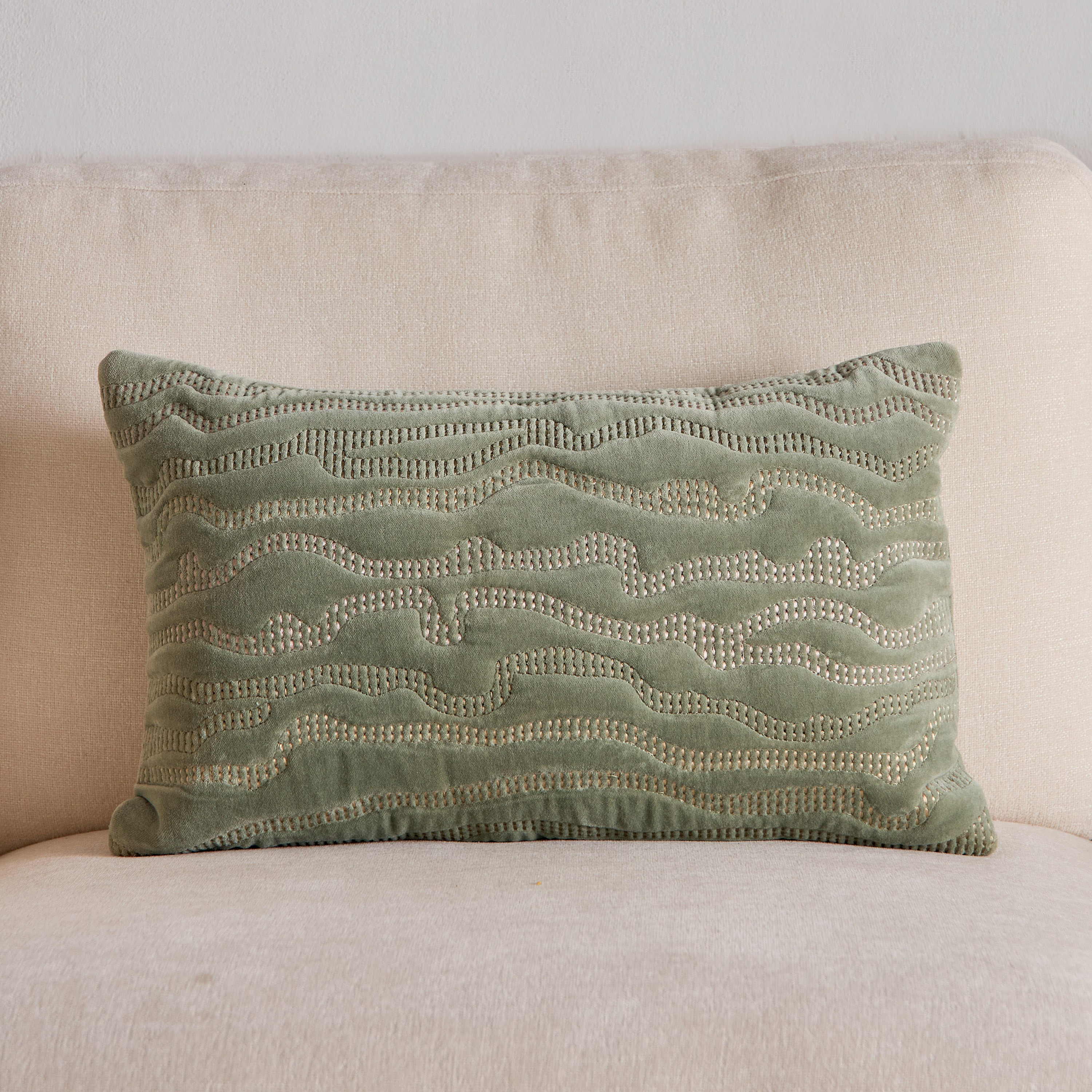 وسادة محشوة مخملية بتطريز تجريدي من لاش - 30x50 سم-hbxhomeware-hbxbedroom-image-1