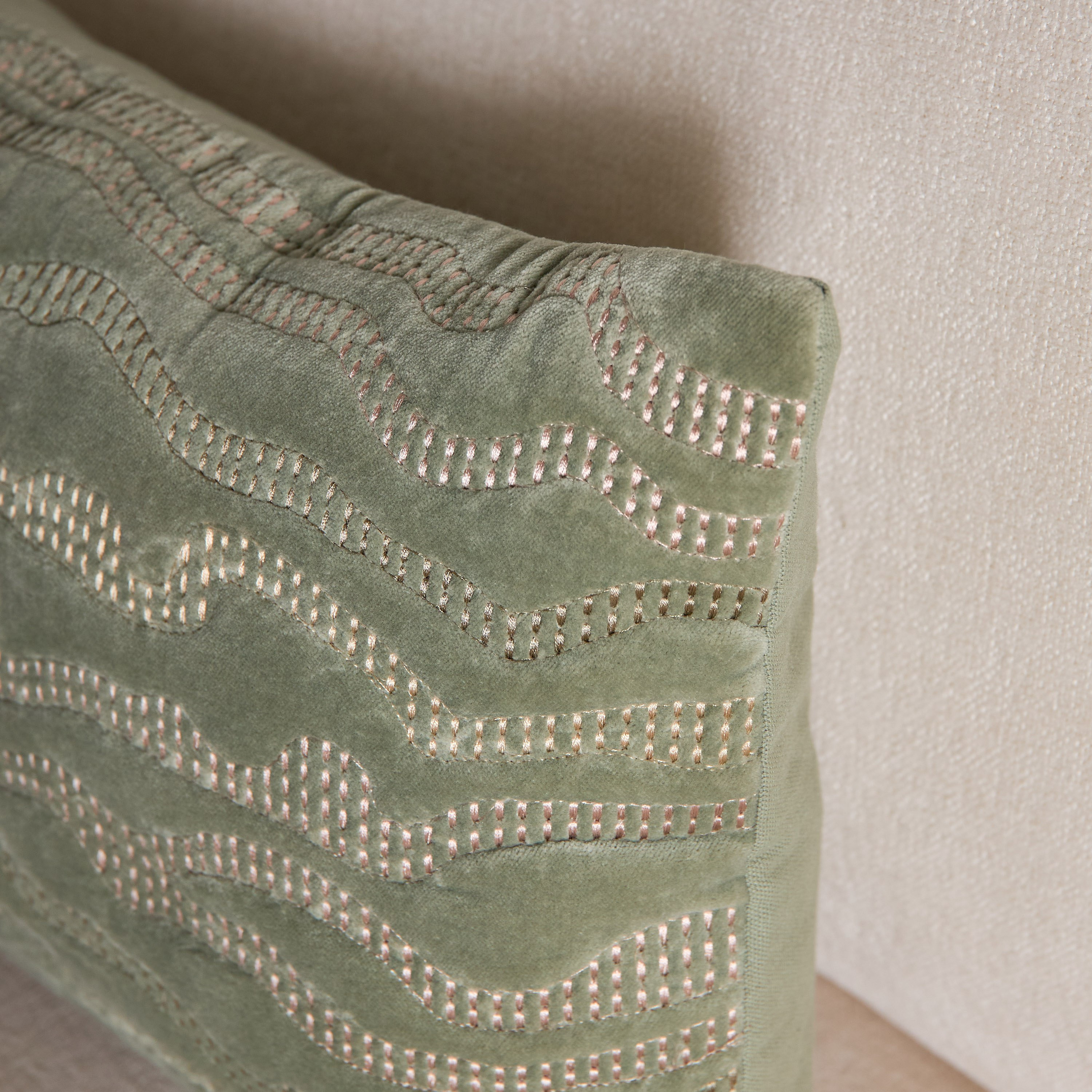 وسادة محشوة مخملية بتطريز تجريدي من لاش - 30x50 سم-hbxhomeware-hbxbedroom-image-2