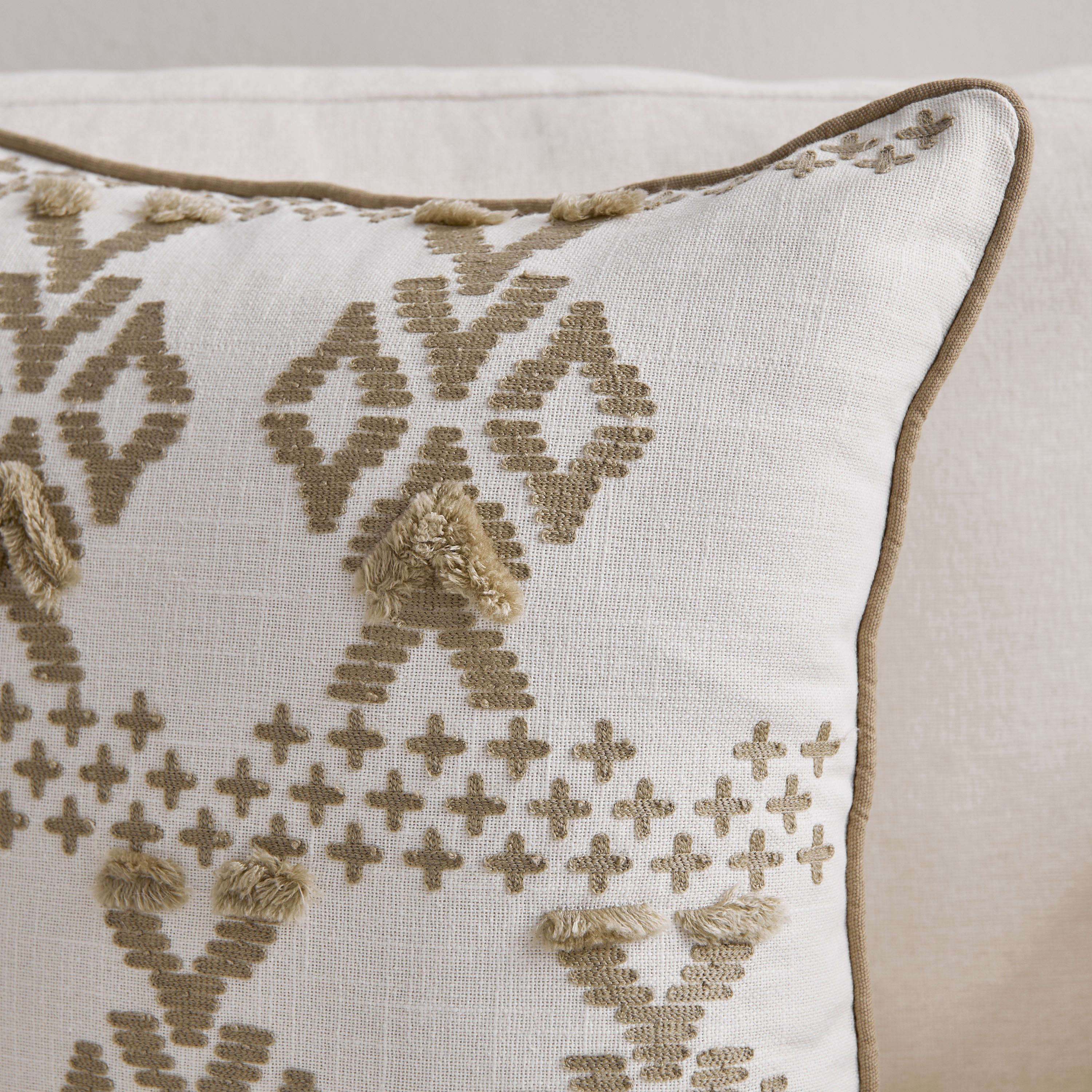 وسادة محشوة مطرزة بالماس من كروفت - 45×45 سم-hbxhomeware-hbxbedroom-image-2