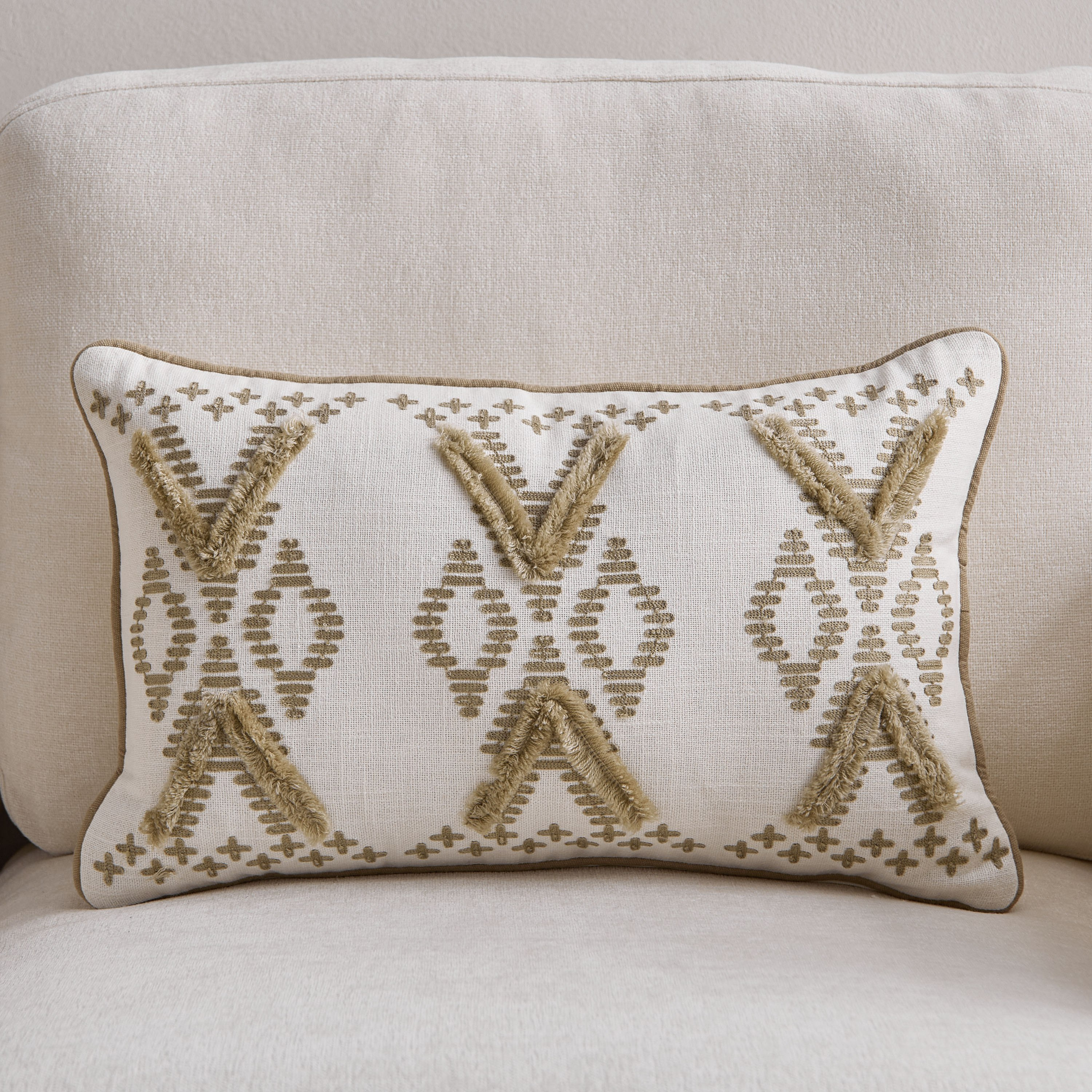 وسادة محشوة مطرزة من كروفت - 30×50 سم-hbxhomeware-hbxbedroom-image-1