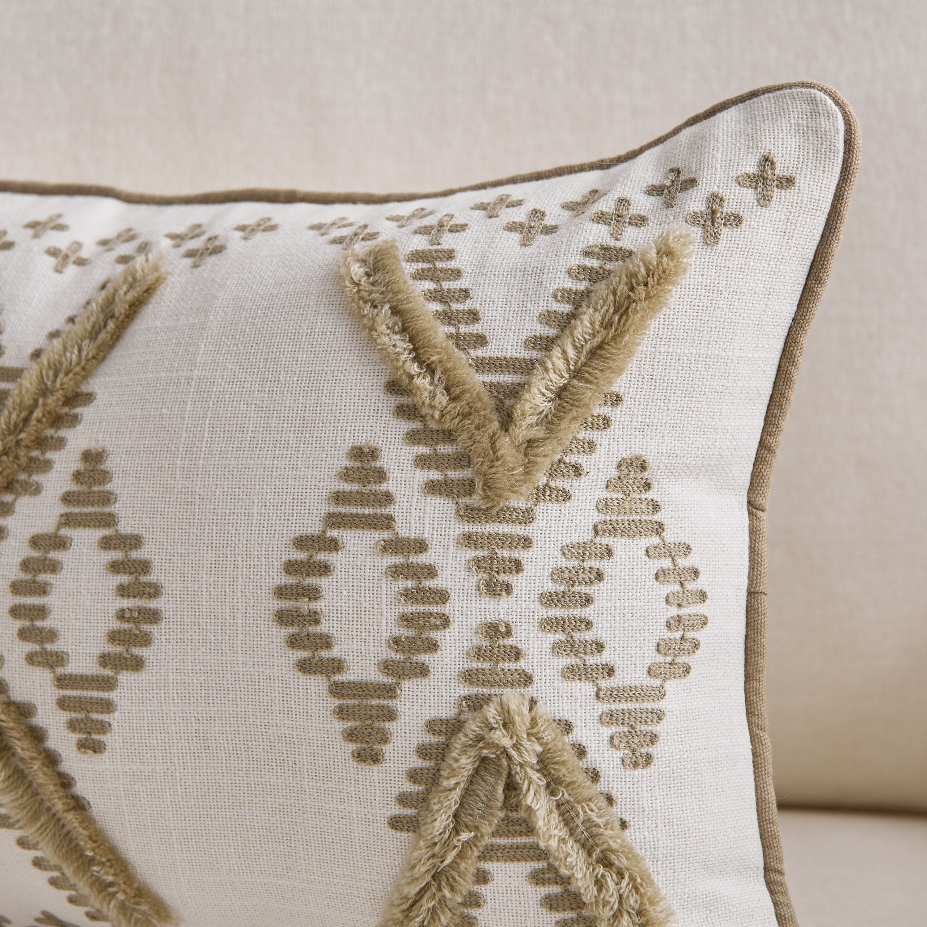وسادة محشوة مطرزة من كروفت - 30×50 سم-hbxhomeware-hbxbedroom-image-2