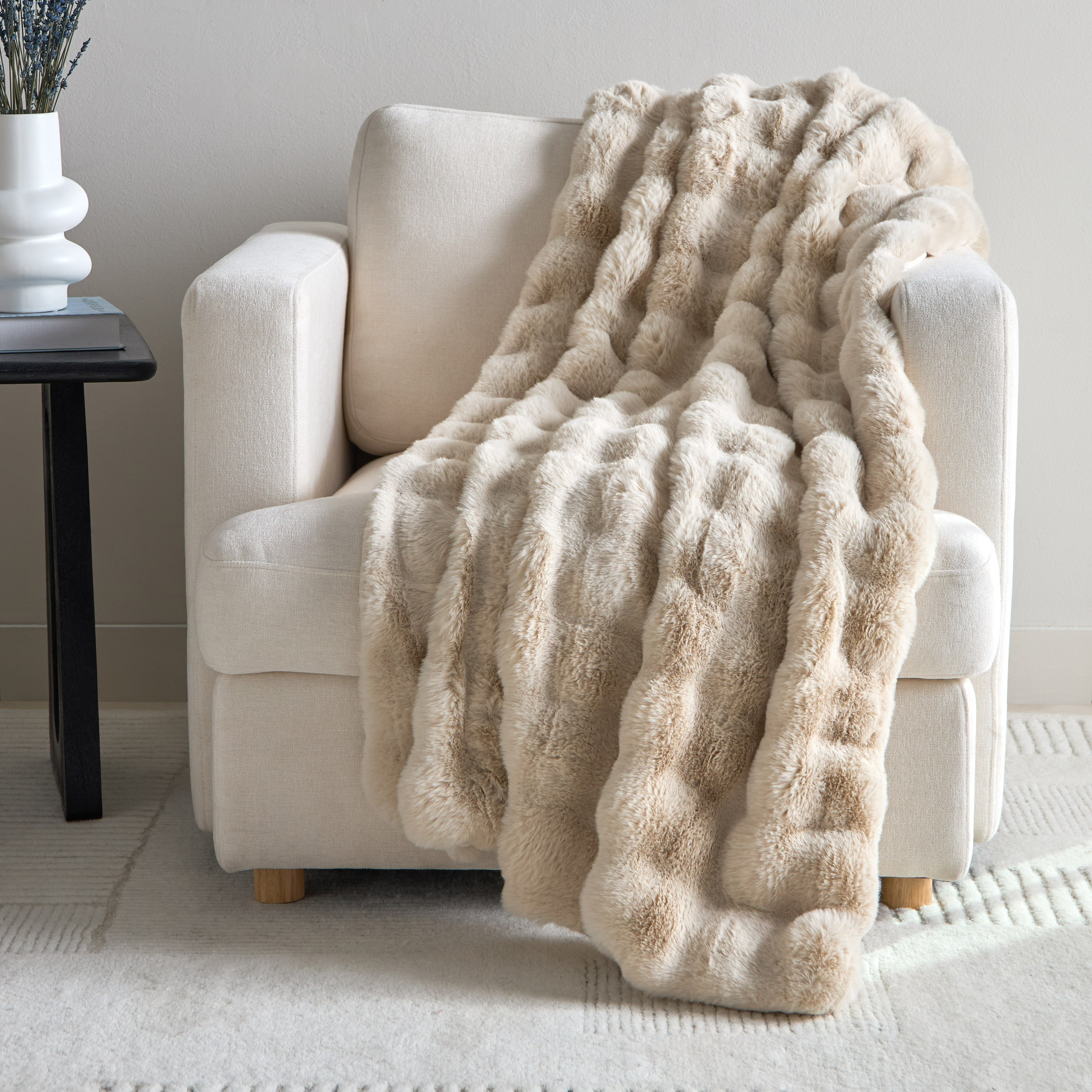 بطانية خفيفة فرو صناعي بفرش فقاعة ووجهين من نيس - 130×170 سم-hbxhomeware-hbxbedroom-image-1