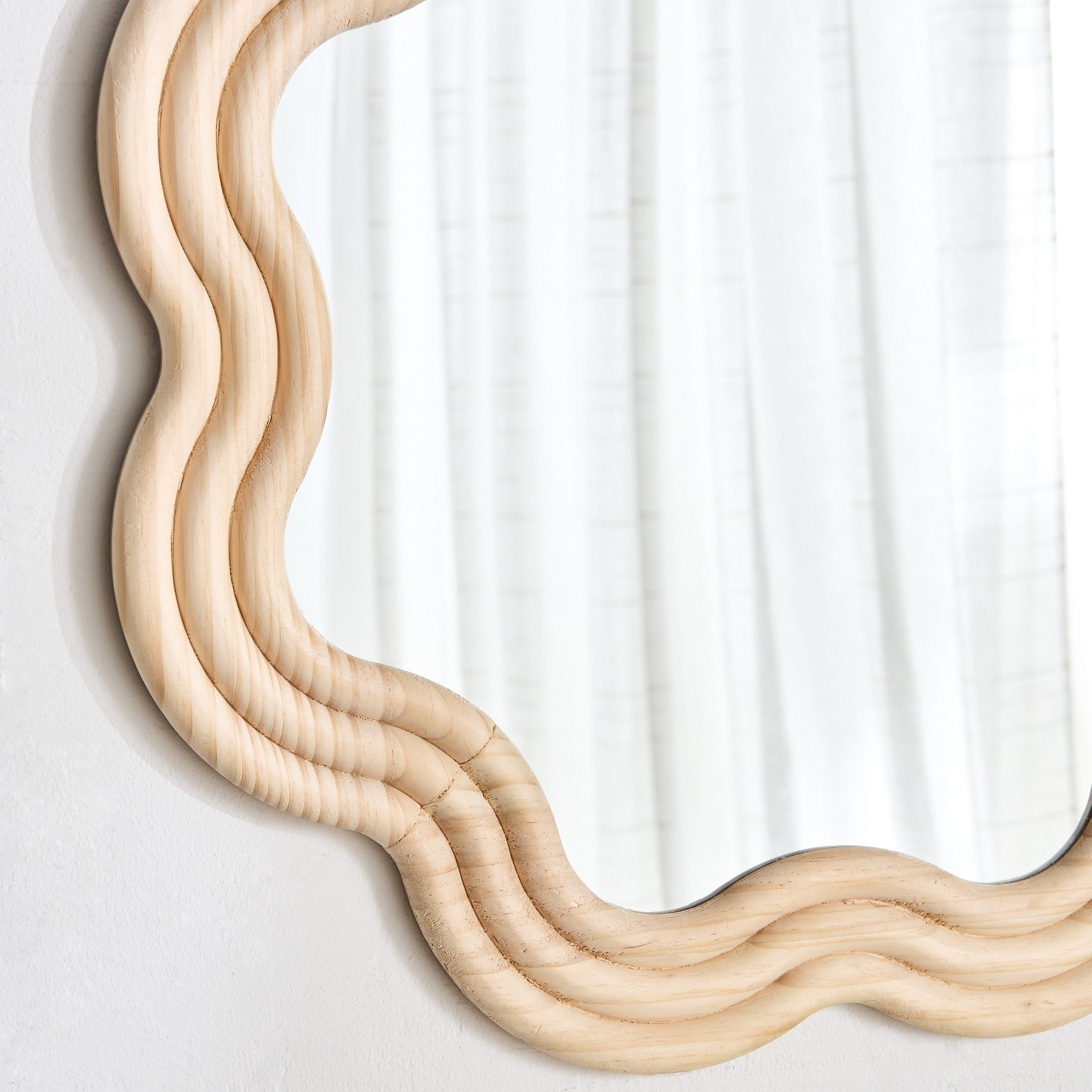 مرآة مموجة من خشب الصنوبر من ليكيسا - 60 سم-hbxhomeware-hbxdecorandfurnishings-image-3