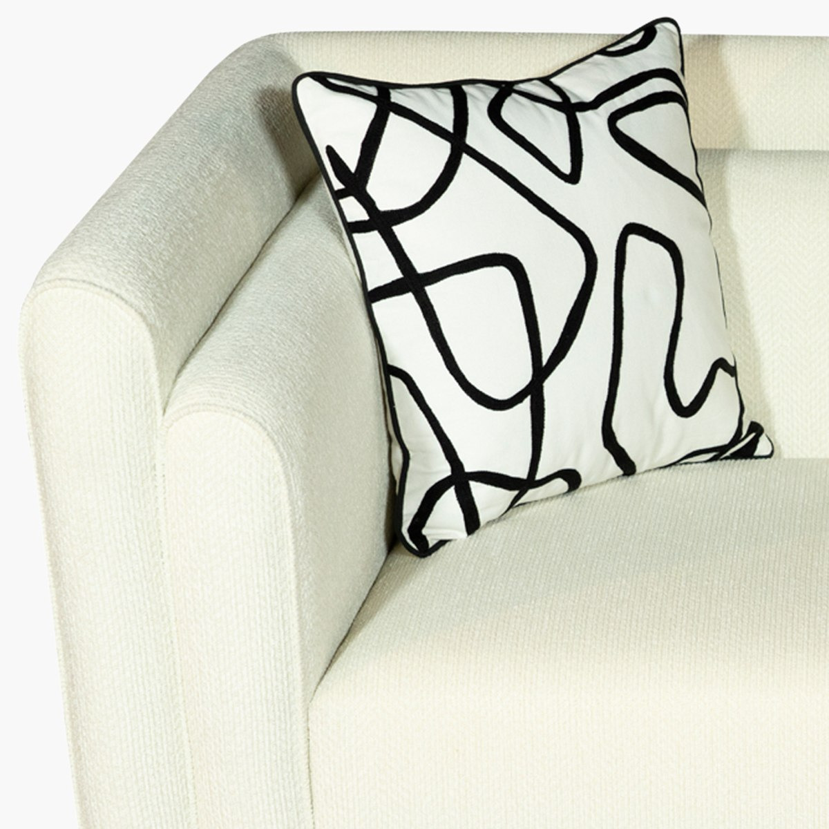 كرسي قماش بمساند ذراعين مع وسادة من ميراندا-hbxlivingroom-sofasandarmchairs-sofas-image-3