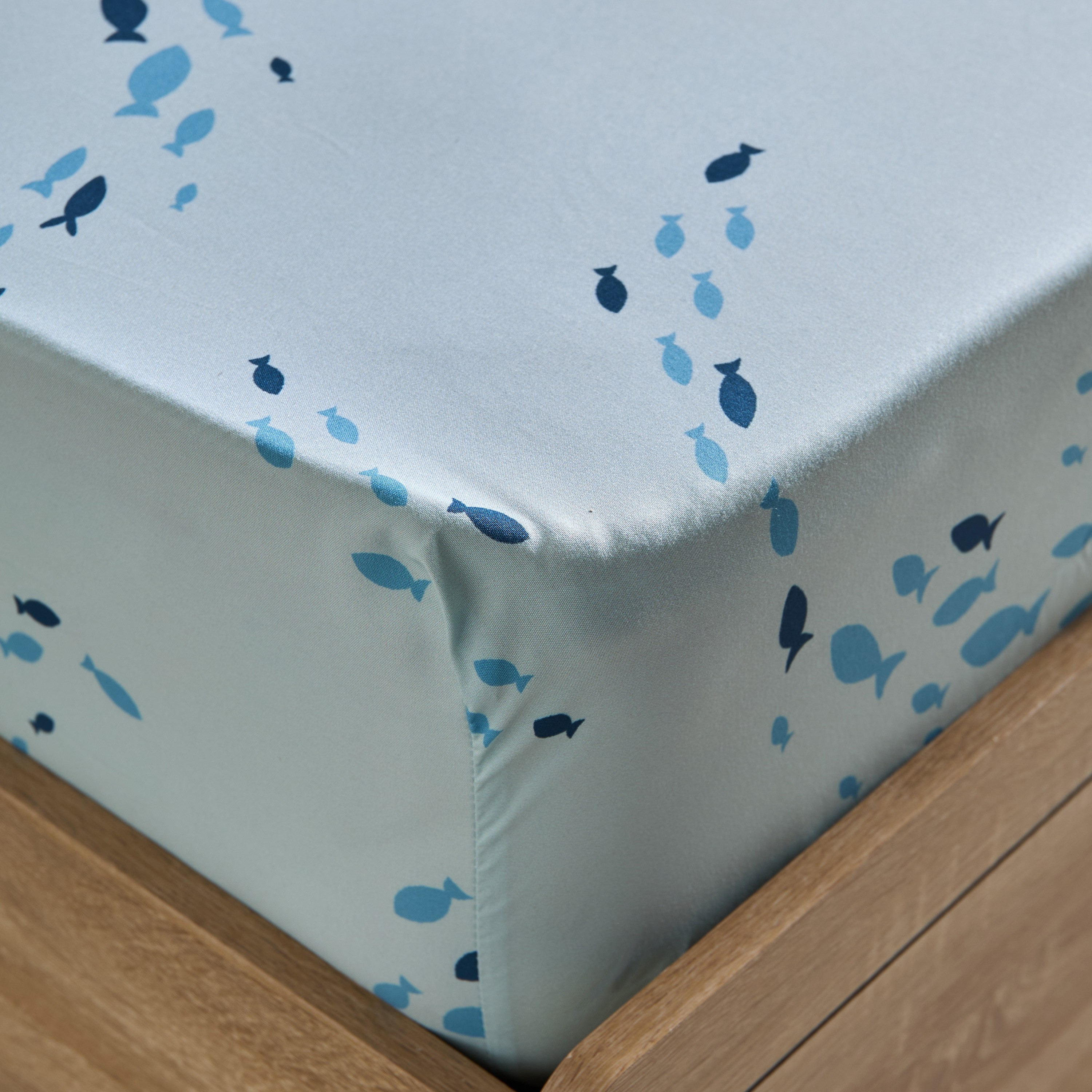 شرشف مطاطي مايكروفايبر مزدوج وورلد فيشز من جوي وورلد - 120x200+25 سم-hbxhomeware-hbxbedroom-image-4