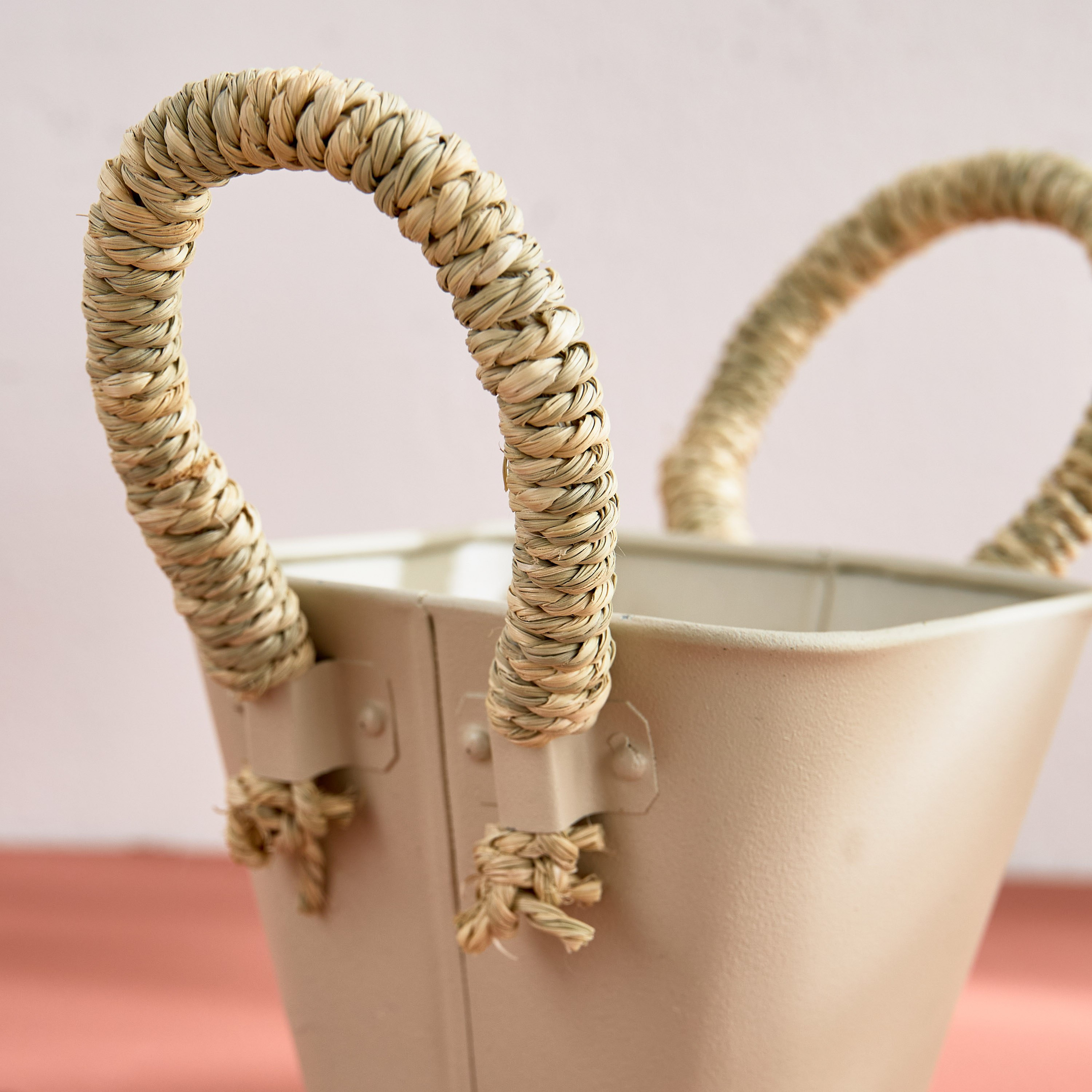 سلة نباتات معدن بمقابض من بيلا - 13x13x11 سم-hbxhomeware-hbxdecorandfurnishings-image-2
