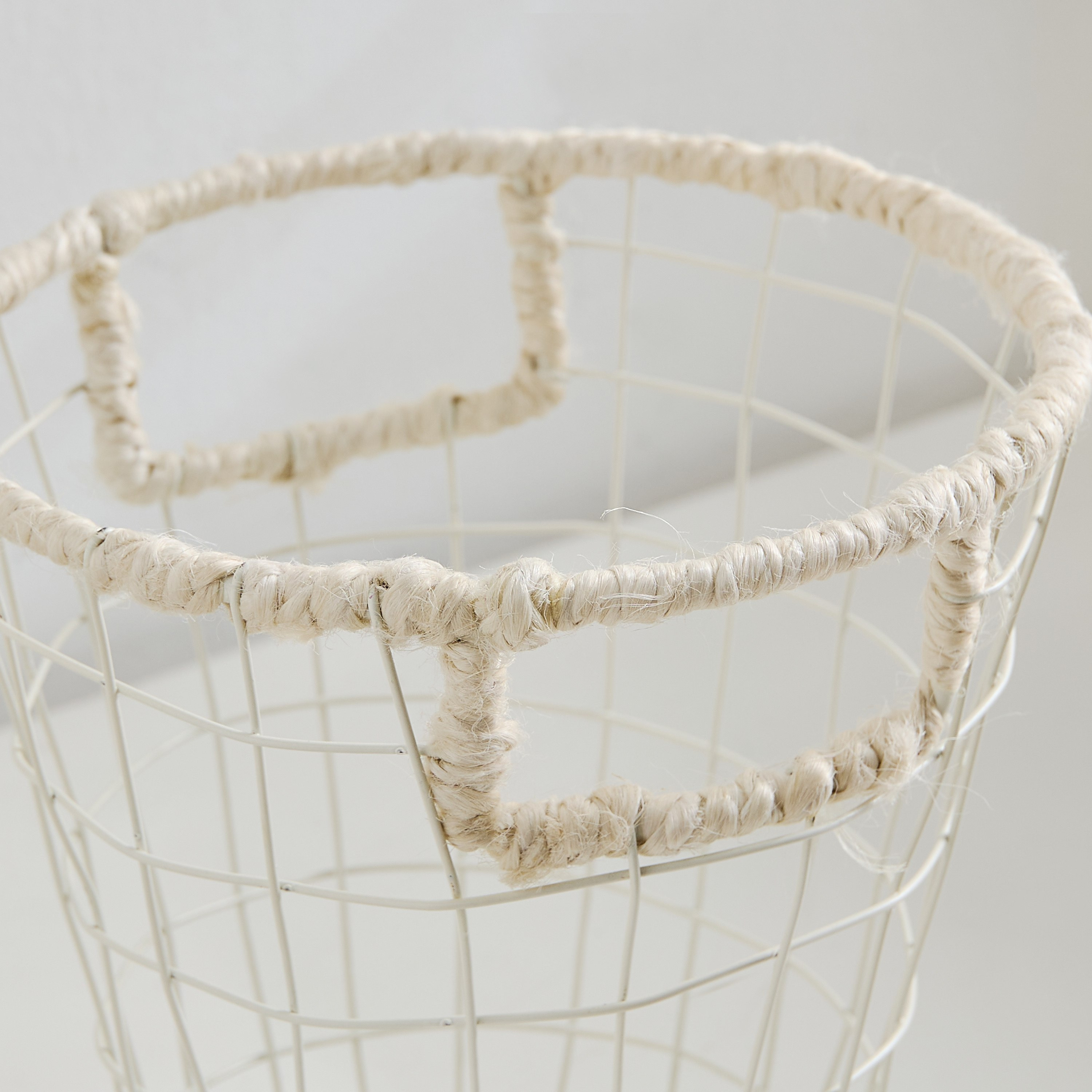 سلة غسيل معدنية مع جوت مبيّض من بيلا - 20x23 سم-hbxbathroom-bathroomstorage-laundryhampers-image-3