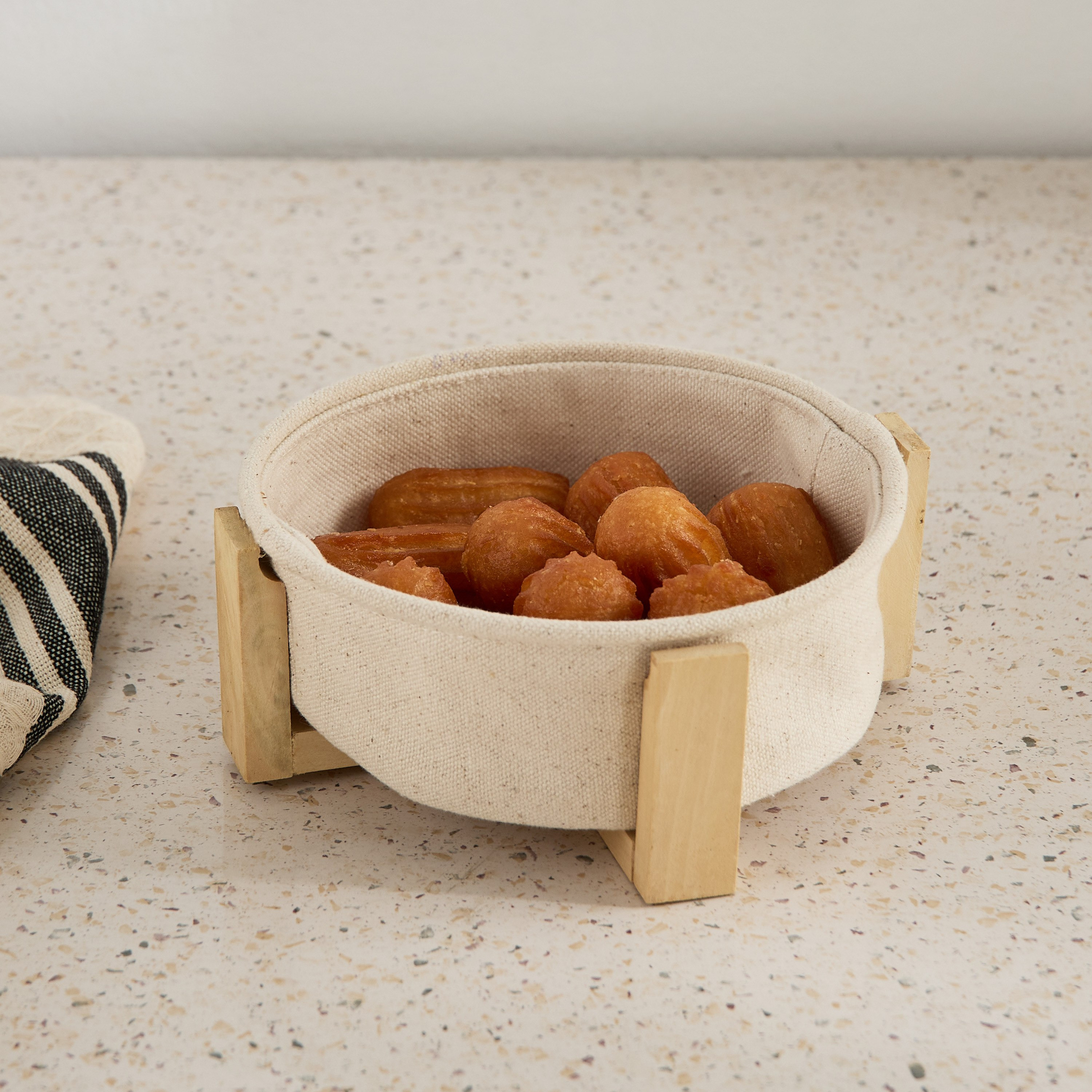 سلات خبز دائرية بحامل خشبي من بيلا - 15x15x5.5 سم-hbxdecorandfurnishings-tabletop-serveware-image-1