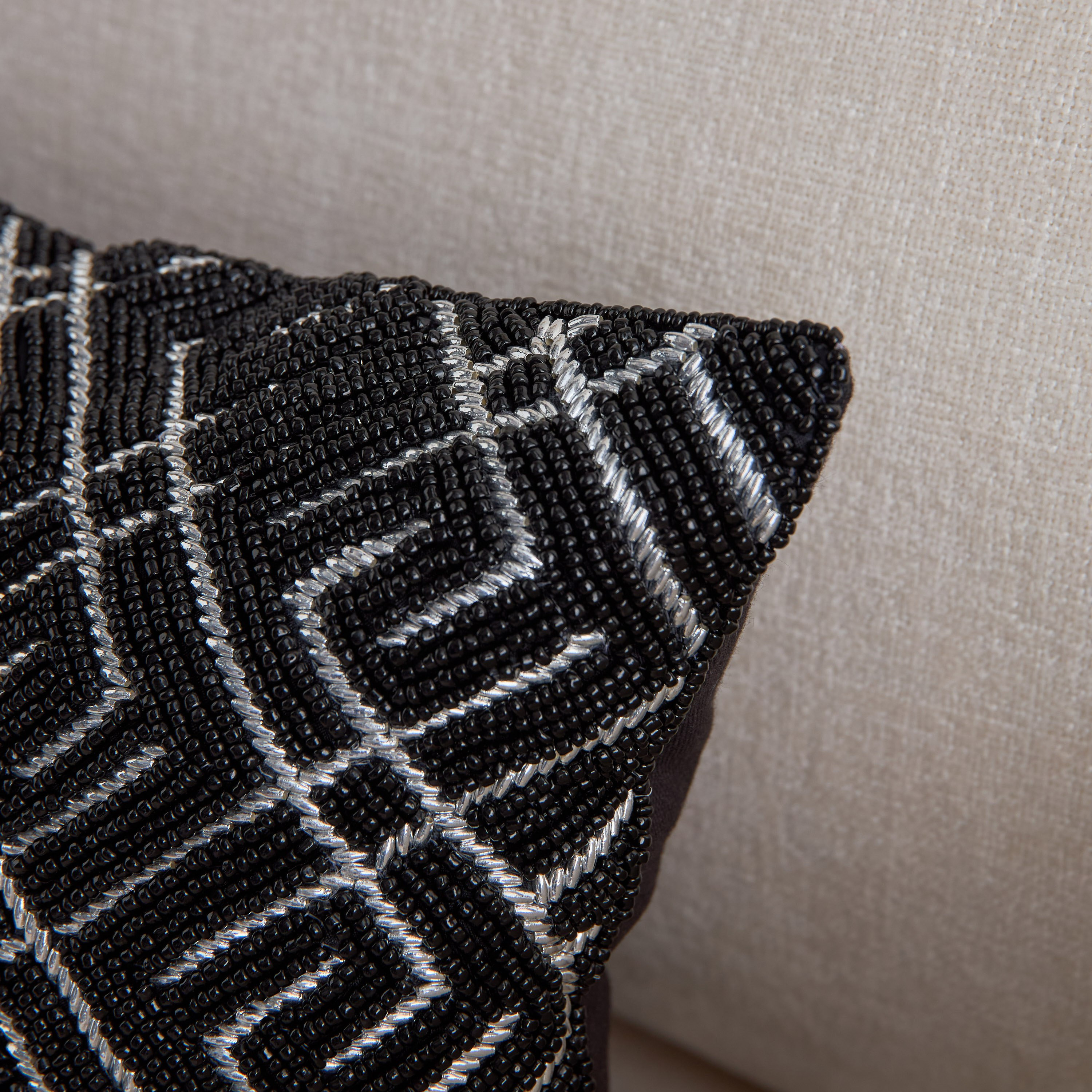 وسادة محشوّة مزينة بالخرز من جليتز - 30x40 سم-hbxhomeware-hbxbedroom-image-2