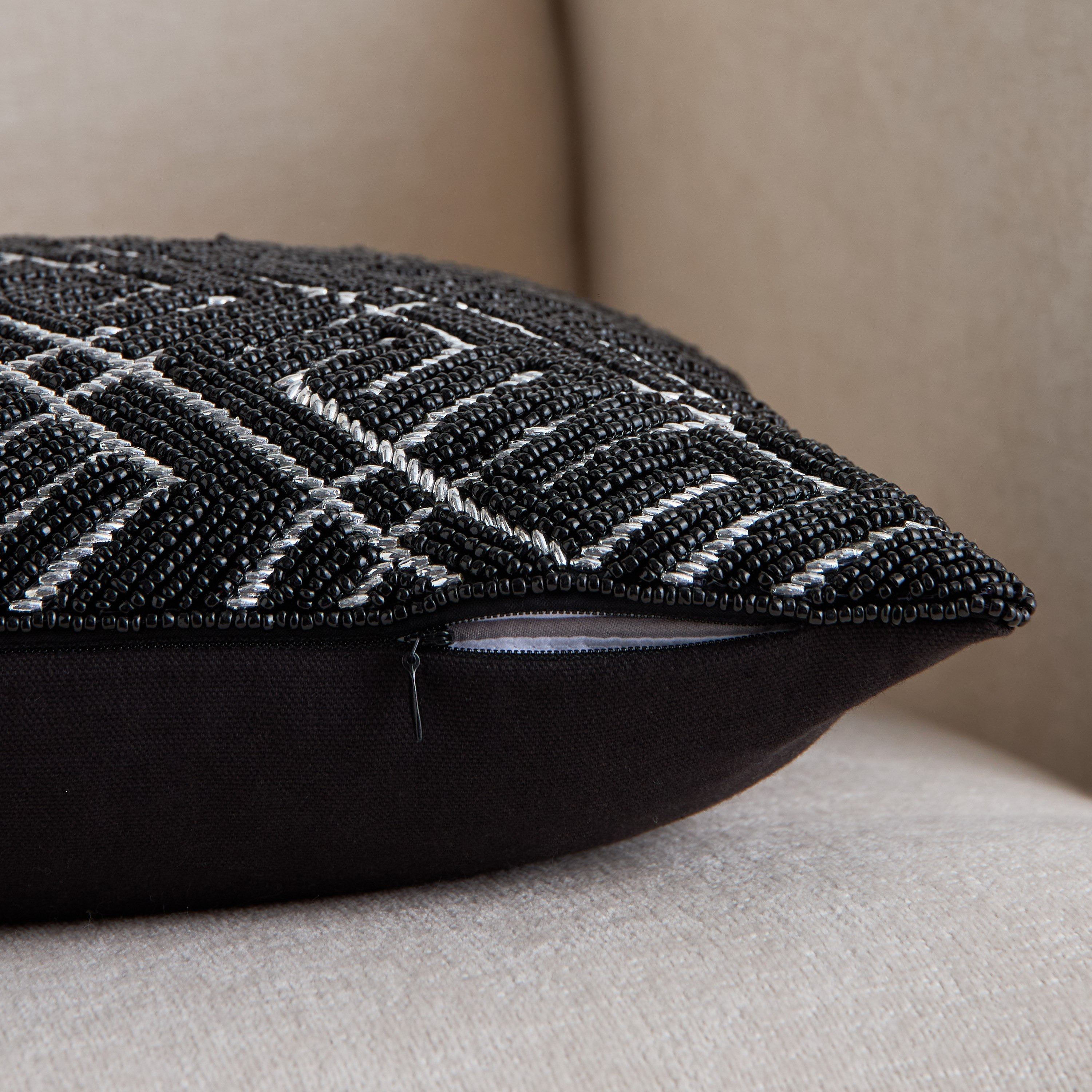 وسادة محشوّة مزينة بالخرز من جليتز - 30x40 سم-hbxhomeware-hbxbedroom-image-3