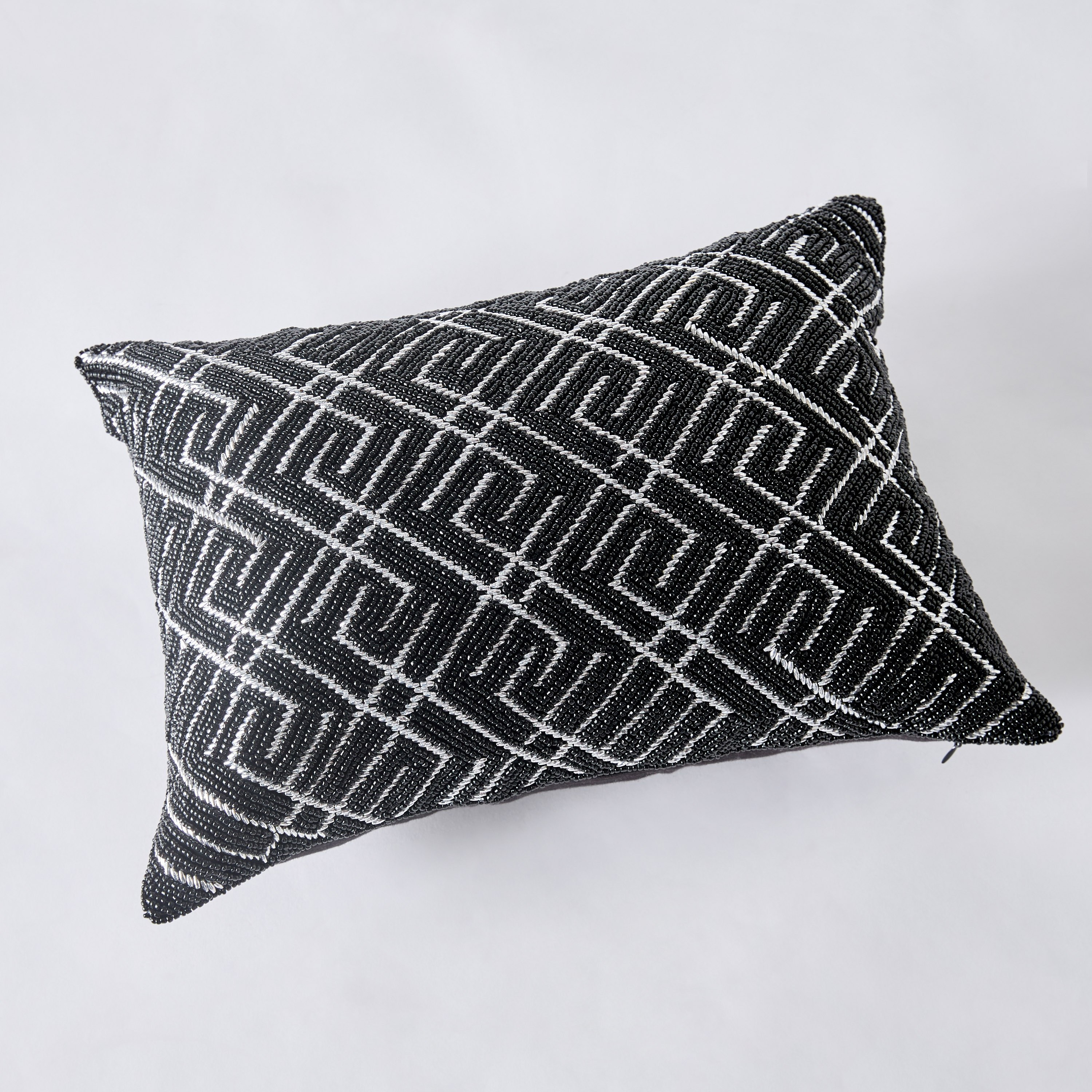 وسادة محشوّة مزينة بالخرز من جليتز - 30x40 سم-hbxhomeware-hbxbedroom-image-5