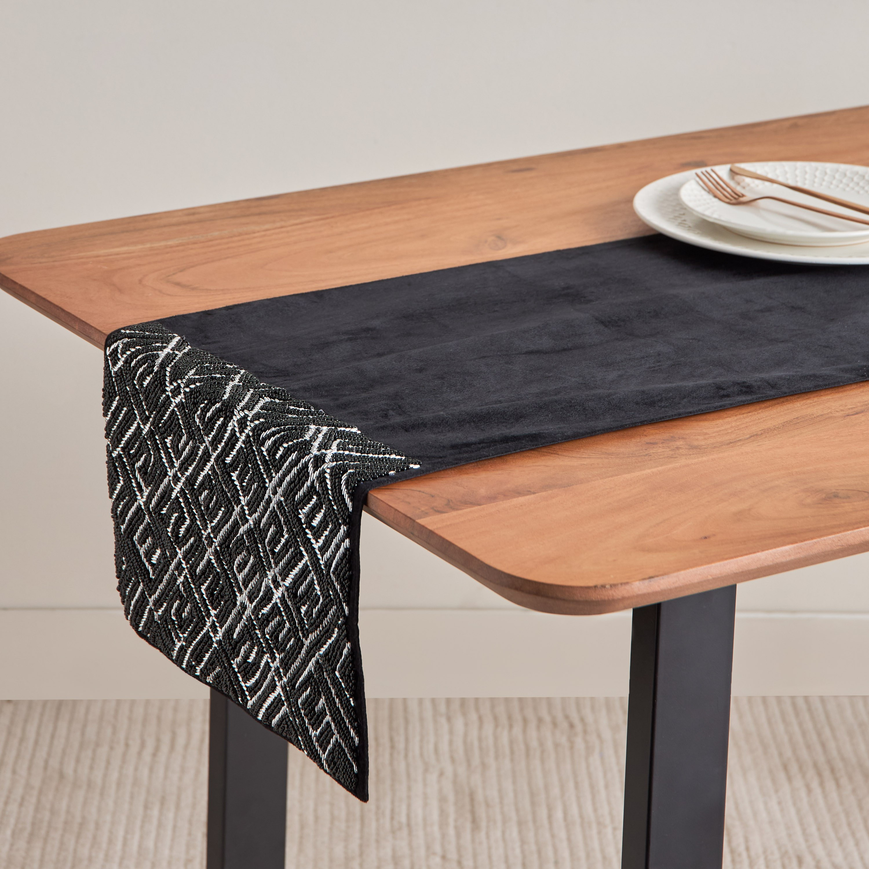 مفرش طاولة مزيّن بالخرز من جليتز - 33x120 سم-hbxhomeware-kitchenware-kitchenlinens-image-1