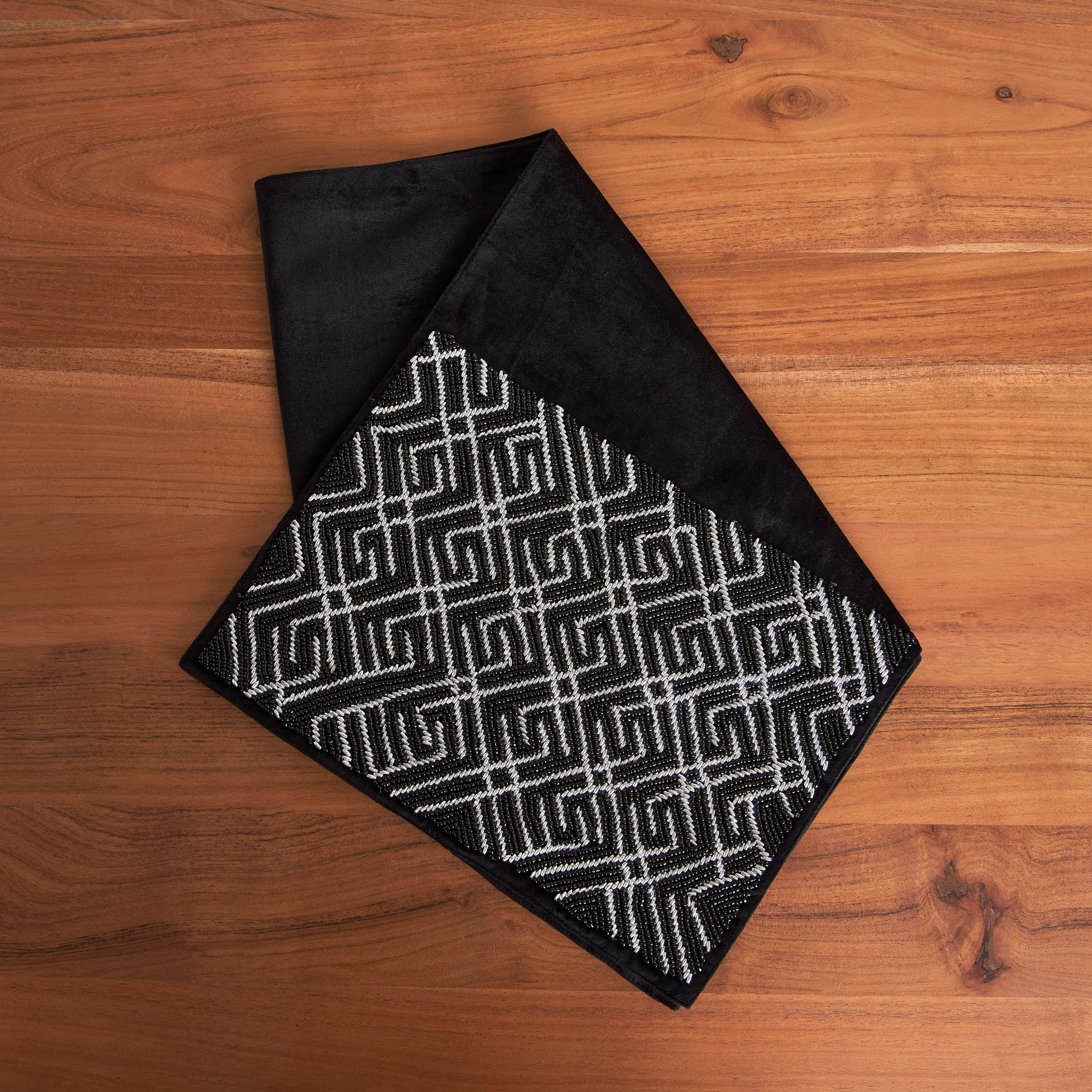 مفرش طاولة مزيّن بالخرز من جليتز - 33x120 سم-hbxhomeware-kitchenware-kitchenlinens-image-2