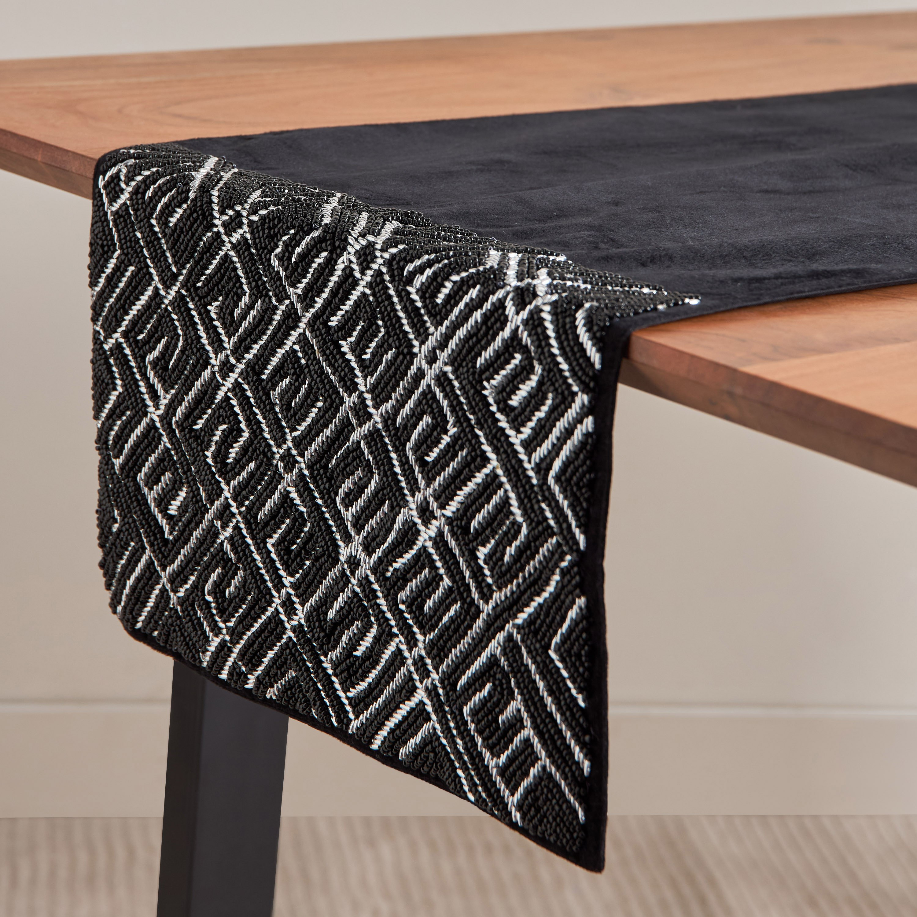 مفرش طاولة مزيّن بالخرز من جليتز - 33x120 سم-hbxhomeware-kitchenware-kitchenlinens-image-3