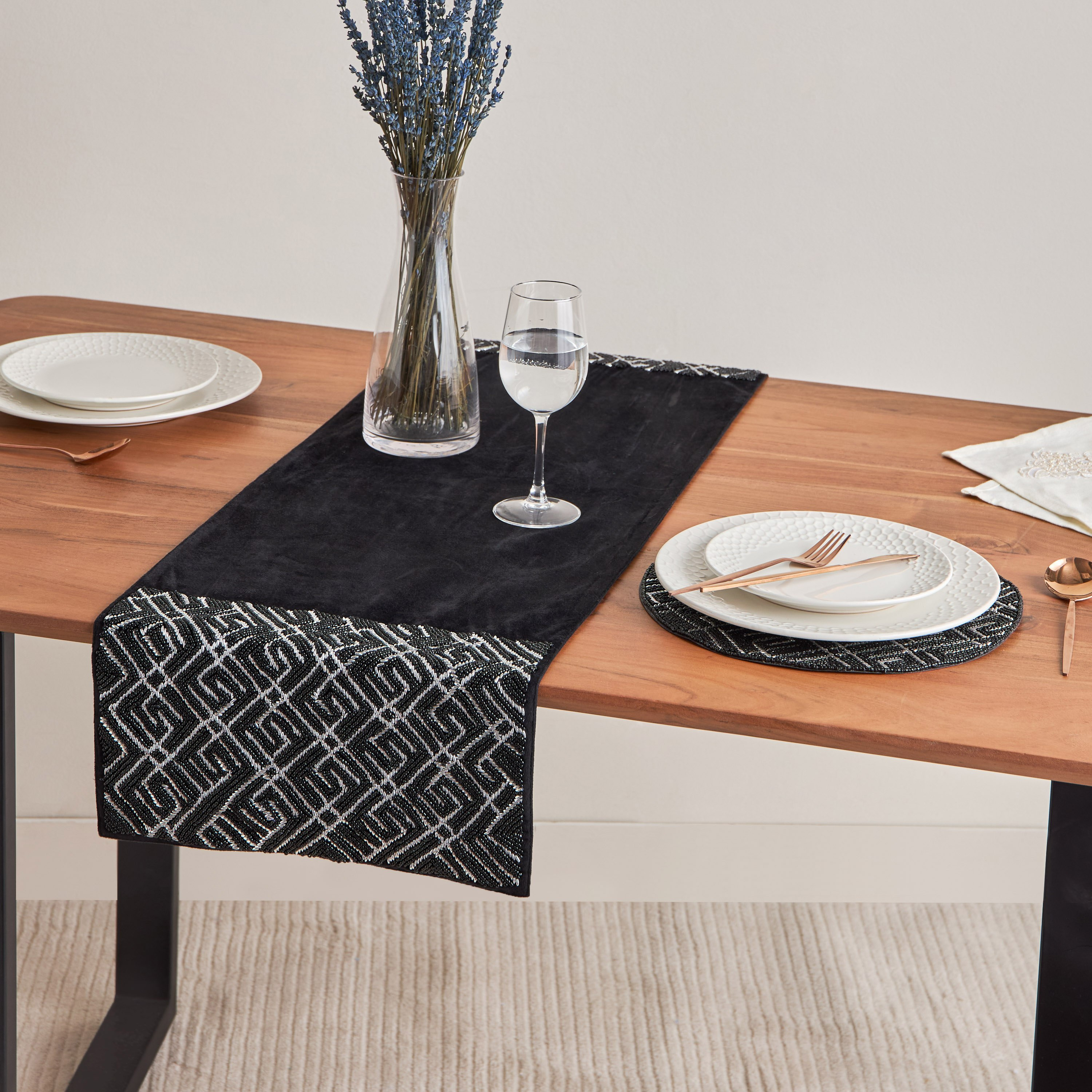 مفرش طاولة مزيّن بالخرز من جليتز - 33x120 سم-hbxhomeware-kitchenware-kitchenlinens-image-5