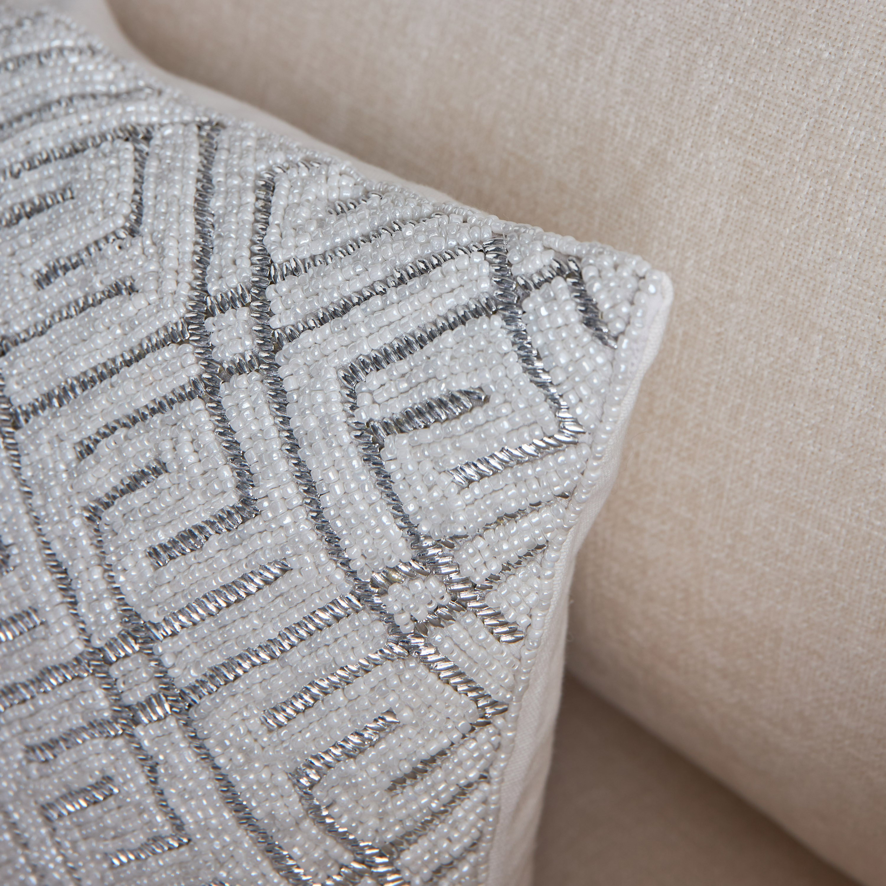وسادة محشوّة مزينة بالخرز من جليتز - 30x40 سم-hbxhomeware-hbxbedroom-image-2