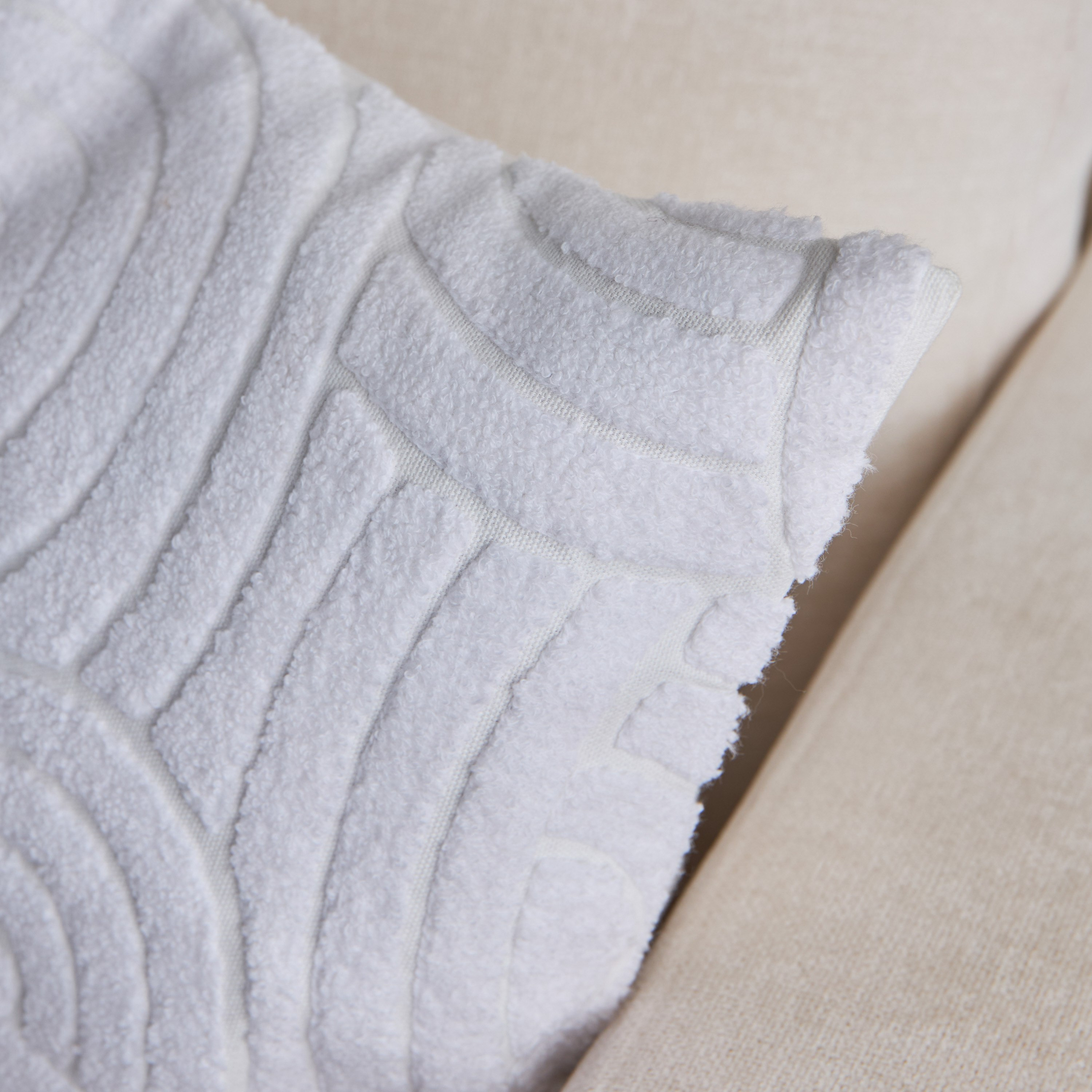 وسادة محشوة آري من وايت هافن - 45×45 سم-hbxhomeware-hbxbedroom-image-2