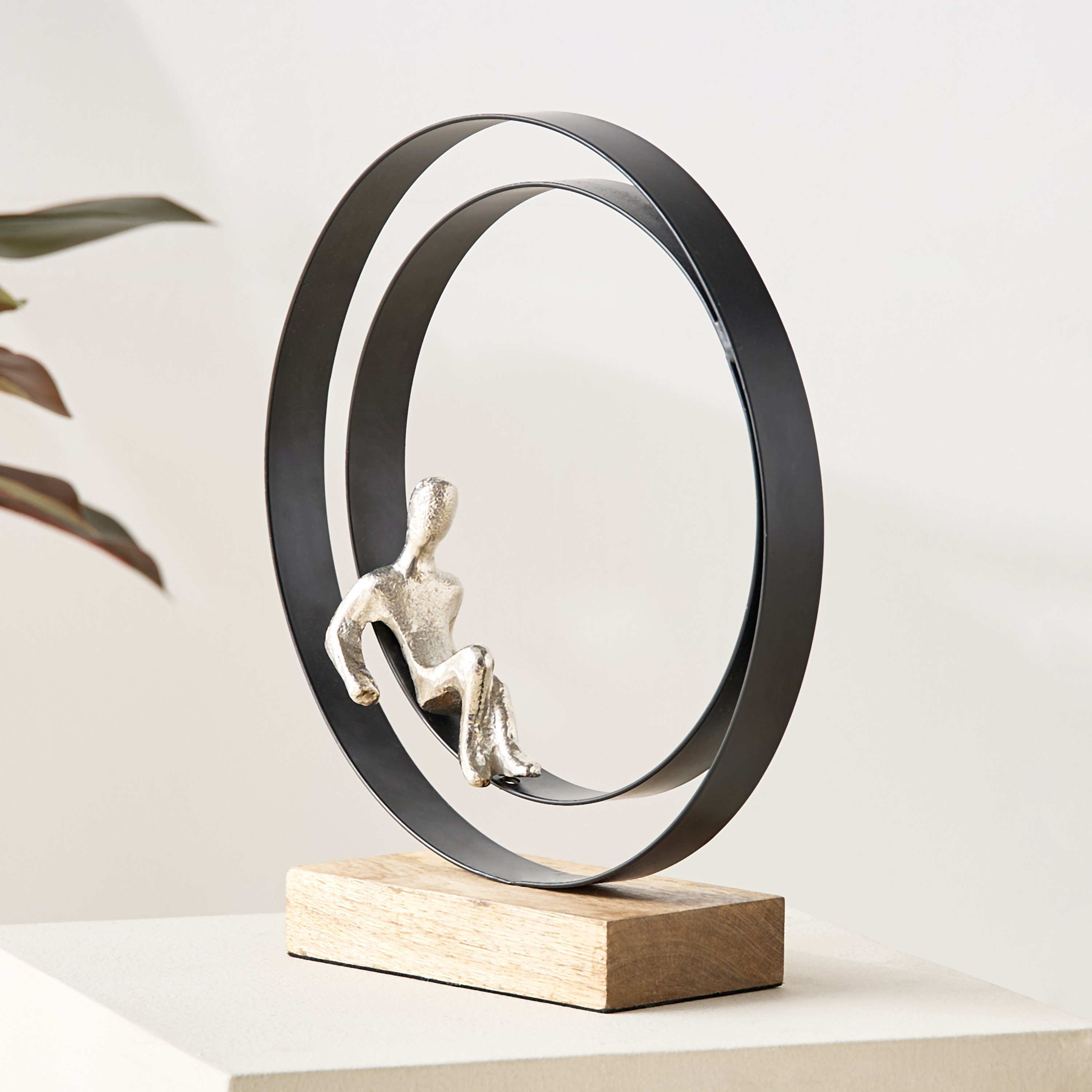 تمثال معدن في حلقة بقاعدة خشبية من أودين - 26x8.5x28 سم-hbxhomeware-homedecor-figurinesandornaments-image-1