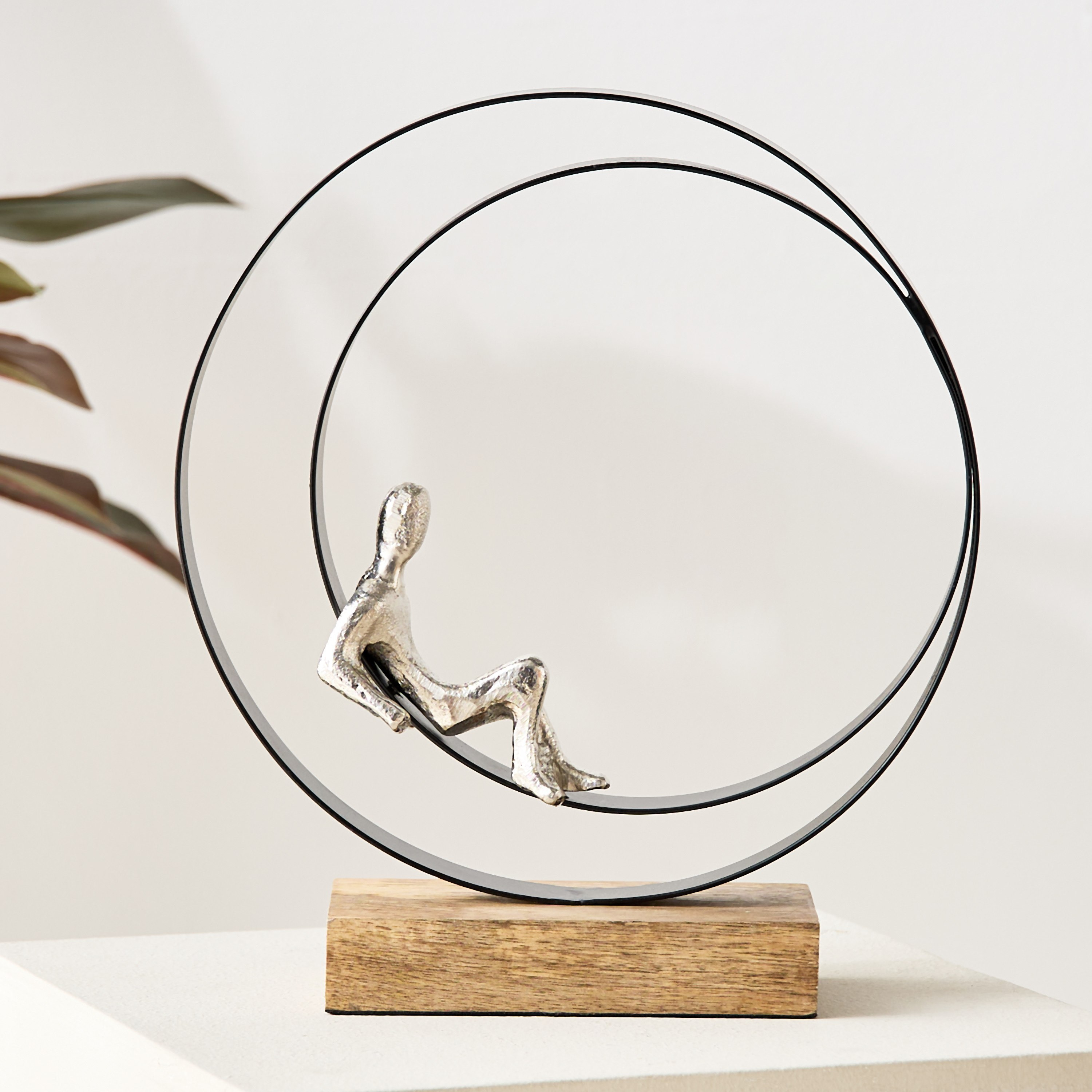 تمثال معدن في حلقة بقاعدة خشبية من أودين - 26x8.5x28 سم-hbxhomeware-homedecor-figurinesandornaments-image-2