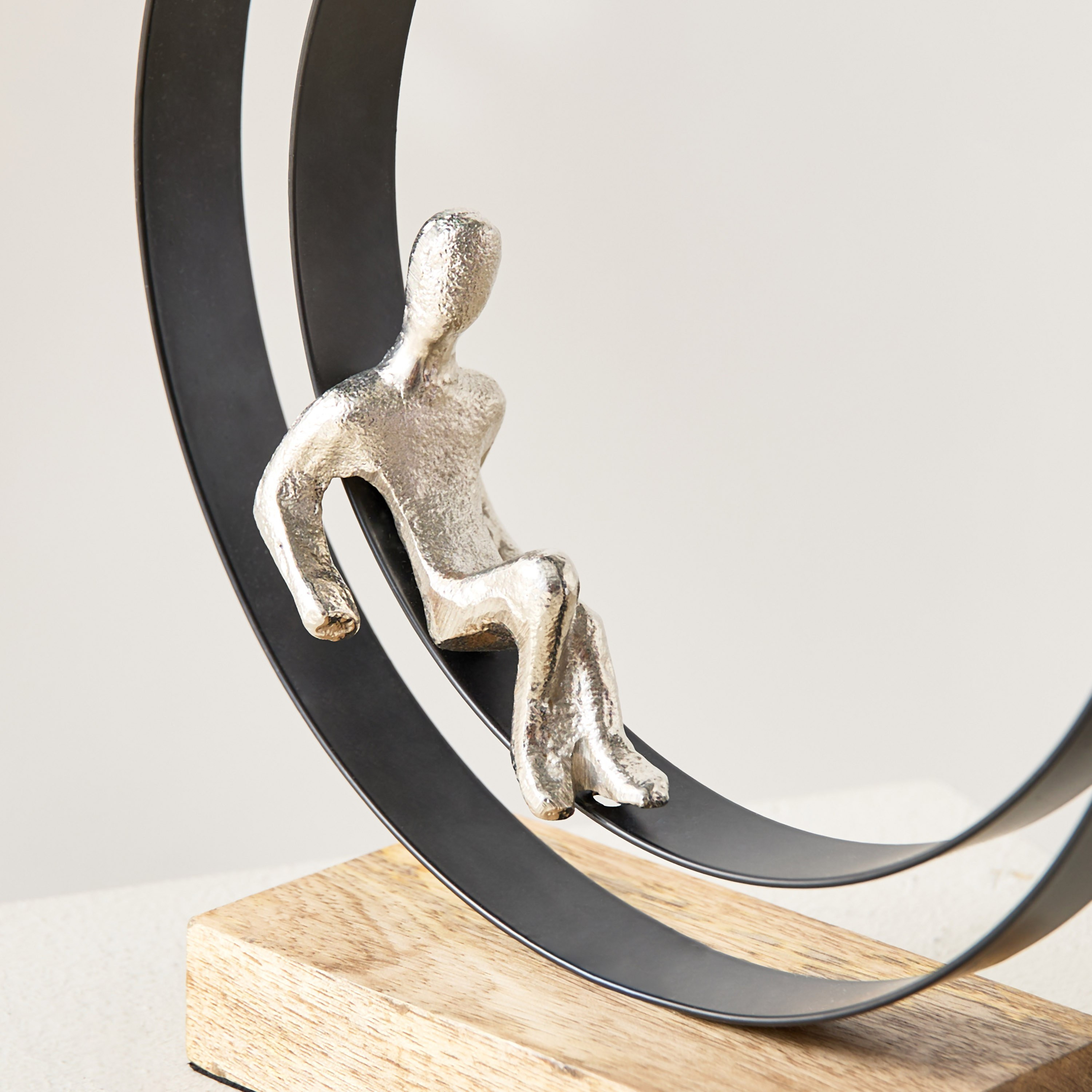 تمثال معدن في حلقة بقاعدة خشبية من أودين - 26x8.5x28 سم-hbxhomeware-homedecor-figurinesandornaments-image-3