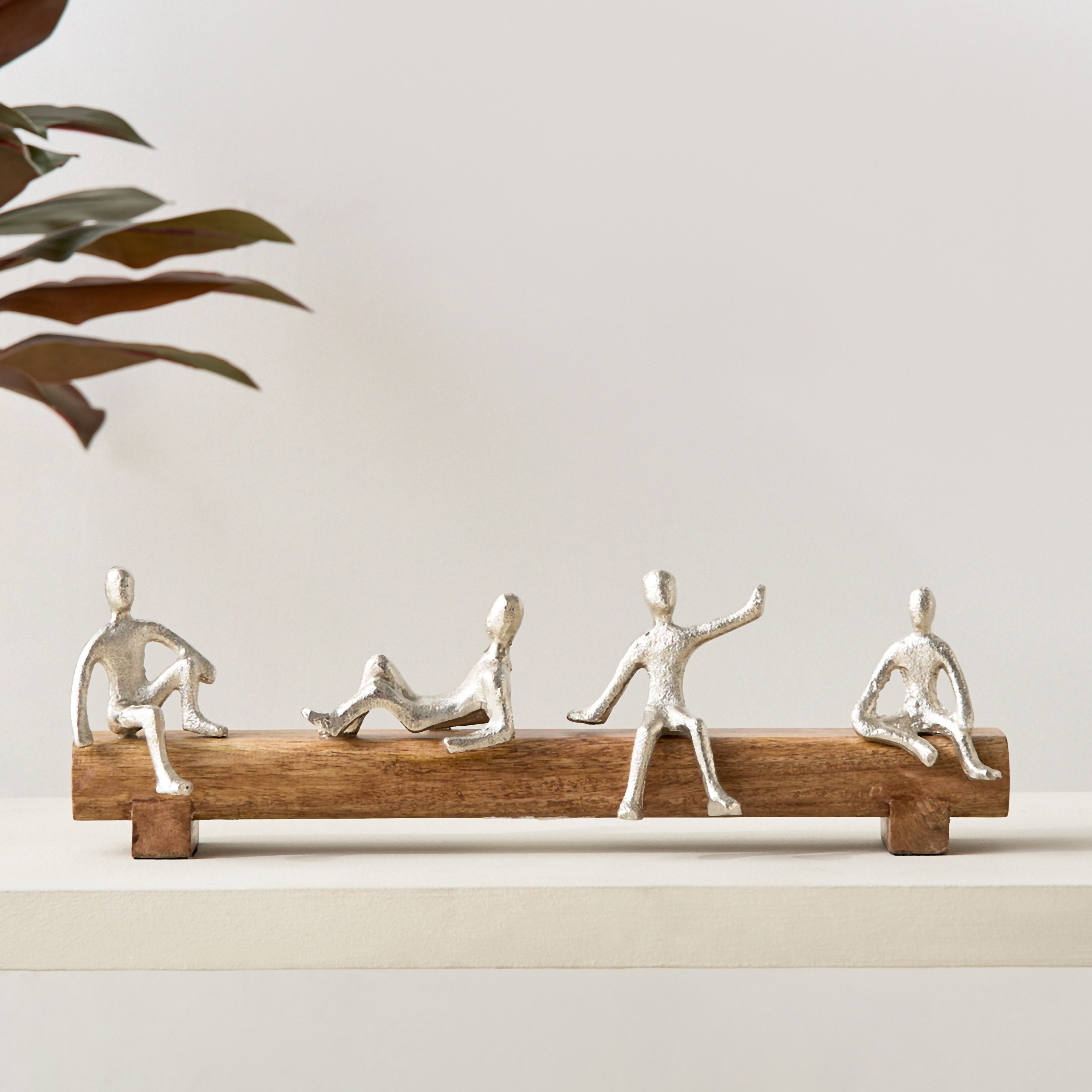 تمثال رجال ألومنيوم مزين على قاعدة خشبية من أودين- 44x8x14 سم-hbxhomeware-homedecor-figurinesandornaments-image-1