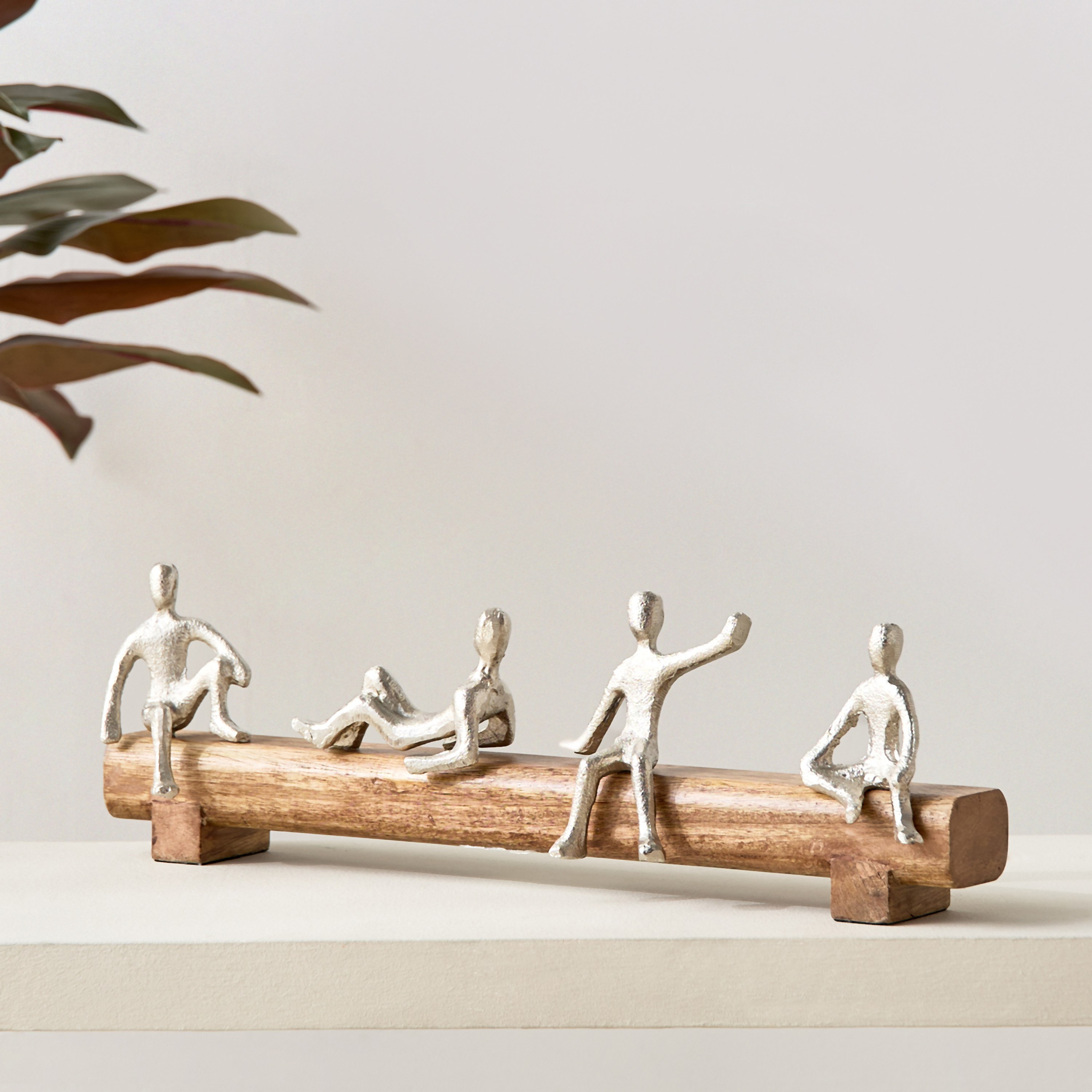 تمثال رجال ألومنيوم مزين على قاعدة خشبية من أودين- 44x8x14 سم-hbxhomeware-homedecor-figurinesandornaments-image-2