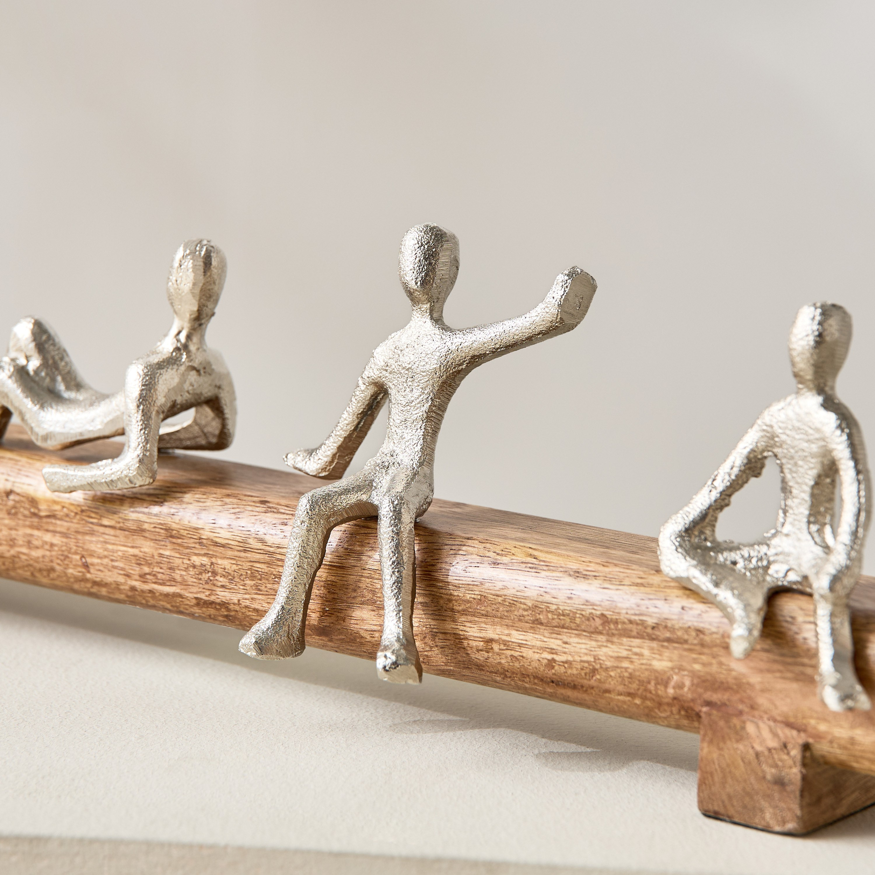 تمثال رجال ألومنيوم مزين على قاعدة خشبية من أودين- 44x8x14 سم-hbxhomeware-homedecor-figurinesandornaments-image-3