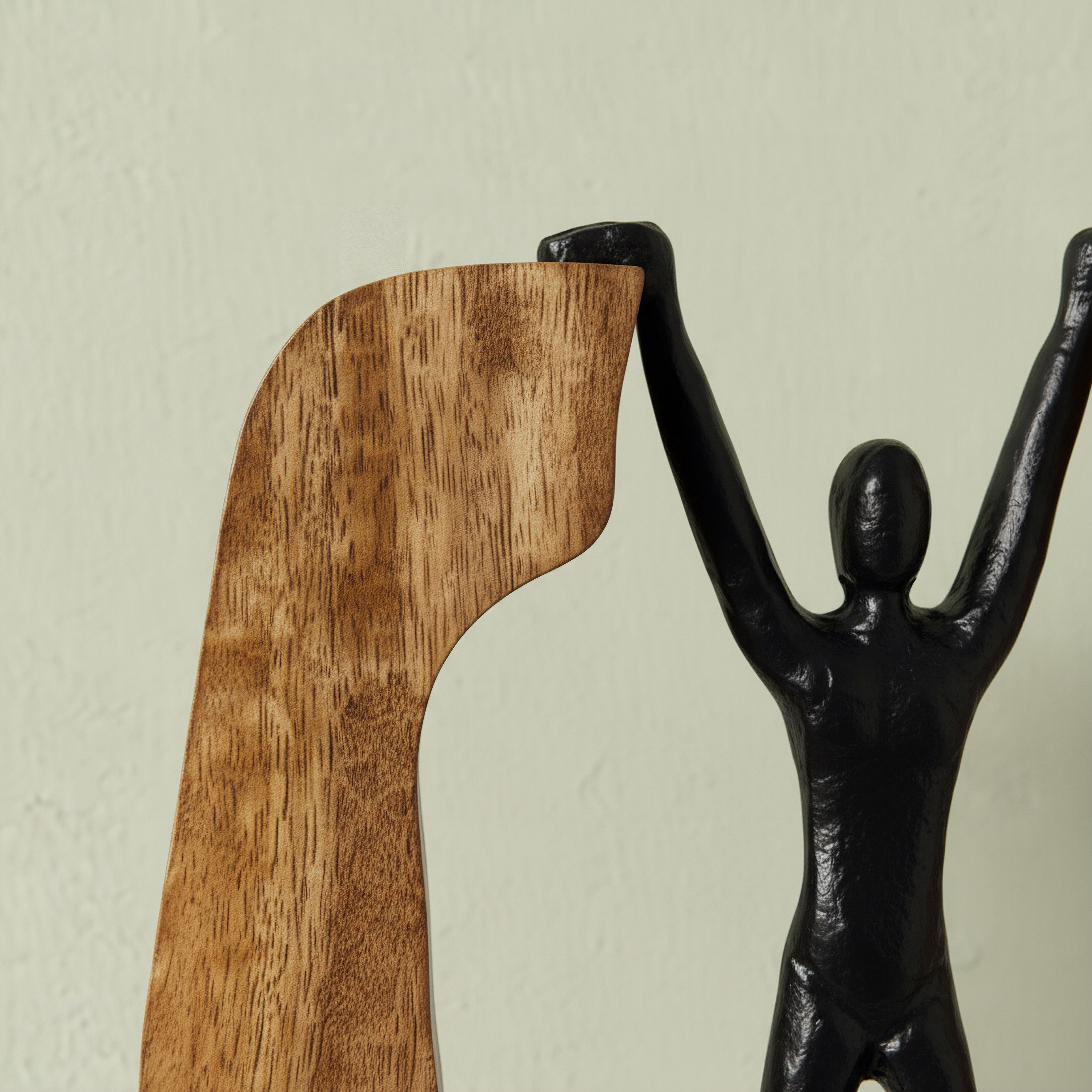 منحوتة ألومنيوم معلقة بقاعدة خشبية من أودين - 30x5x23 سم-hbxhomeware-homedecor-figurinesandornaments-image-2