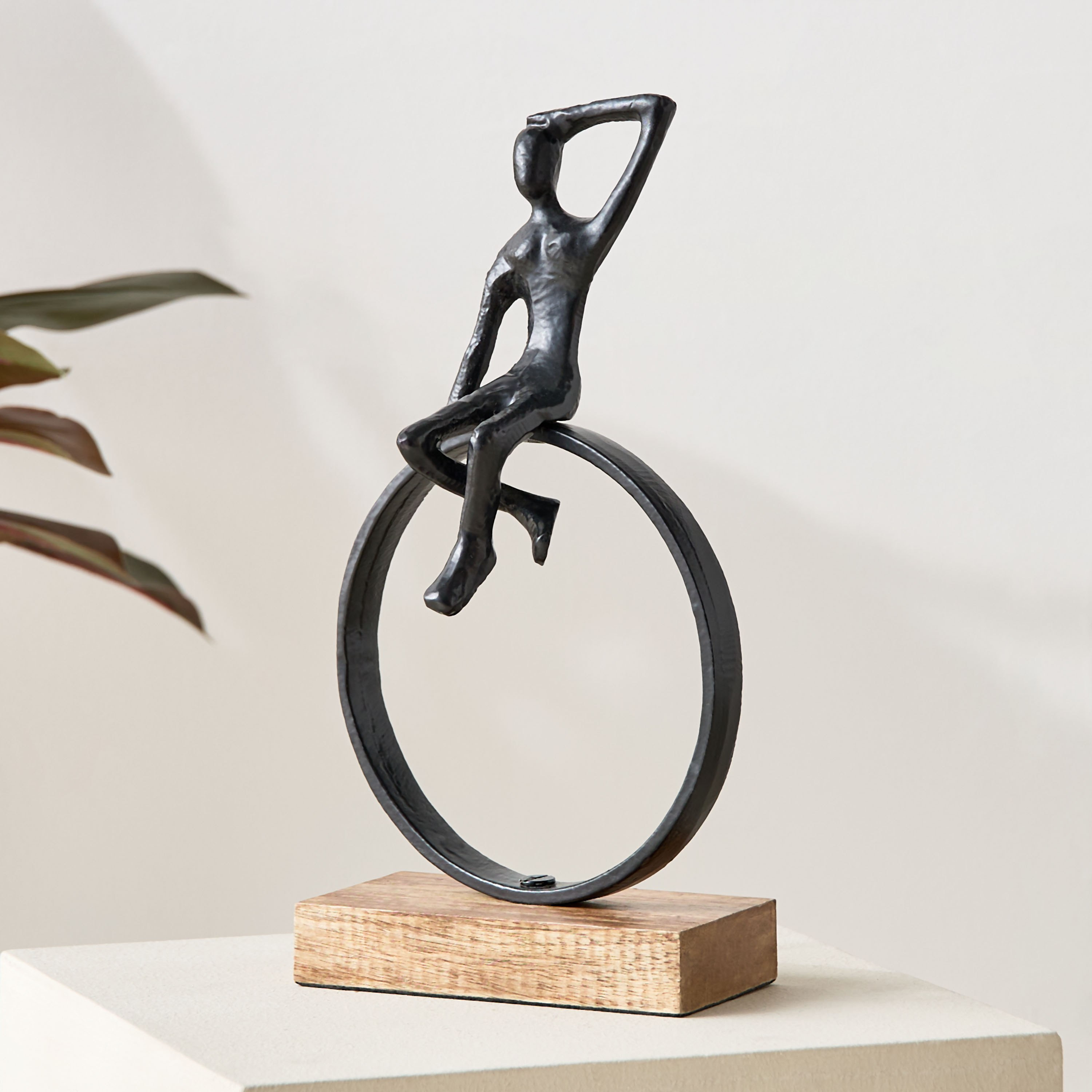 تمثال ألومنيوم جالس مع حلقة بقاعدة خشبية من أودين - 25x12.5x45 سم-hbxhomeware-homedecor-figurinesandornaments-image-4