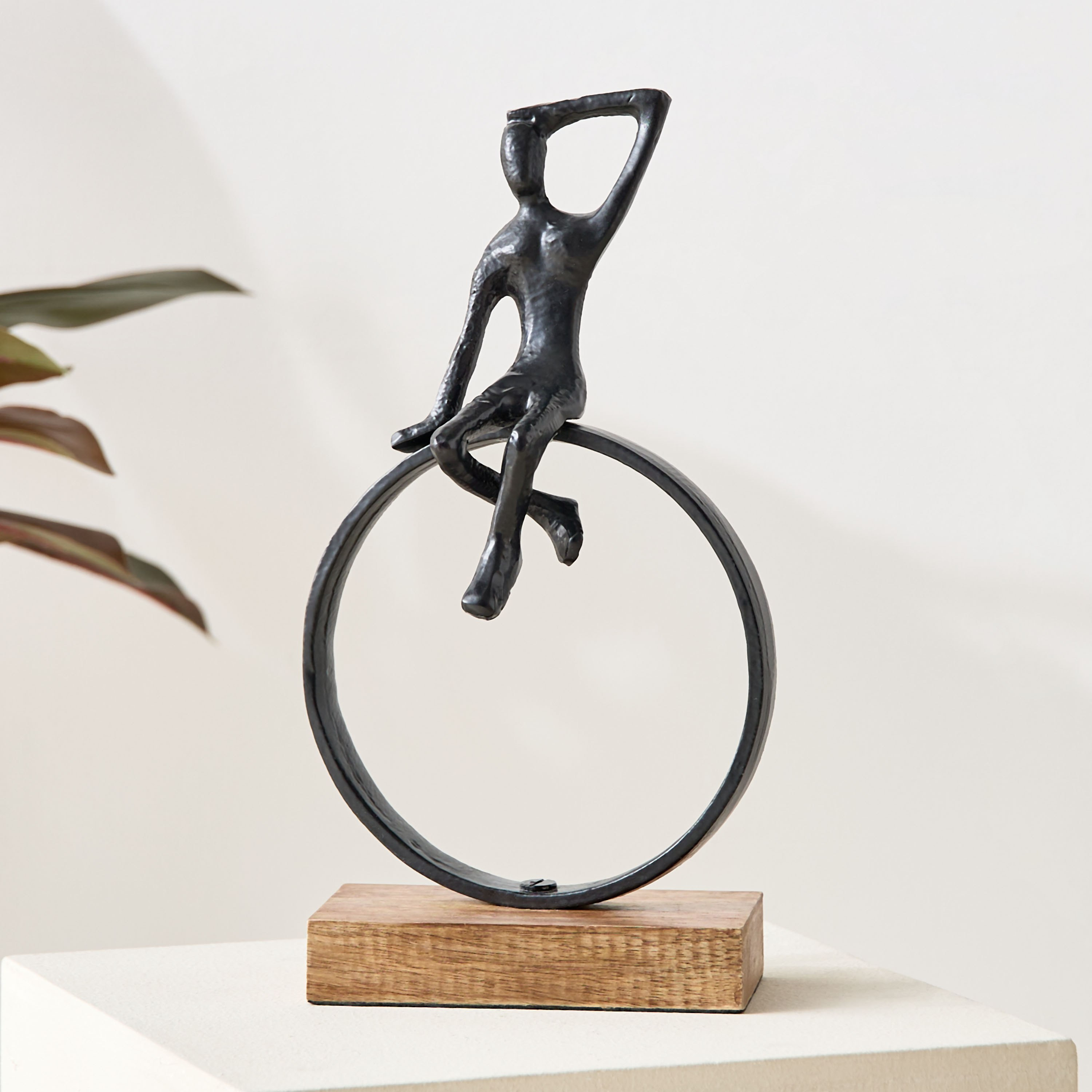 تمثال ألومنيوم جالس مع حلقة بقاعدة خشبية من أودين - 25x12.5x45 سم-hbxhomeware-homedecor-figurinesandornaments-image-5