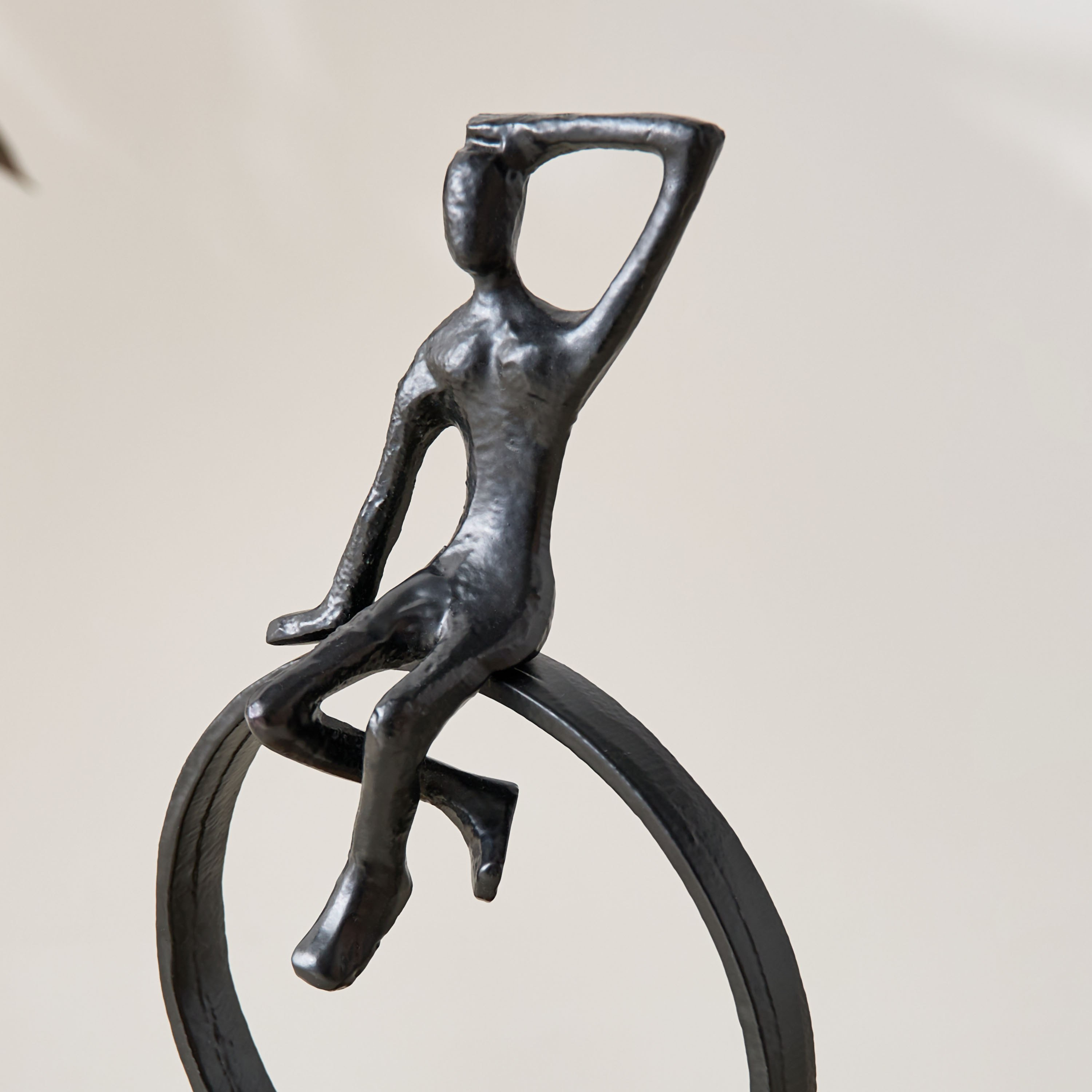 تمثال ألومنيوم جالس مع حلقة بقاعدة خشبية من أودين - 25x12.5x45 سم-hbxhomeware-homedecor-figurinesandornaments-image-6