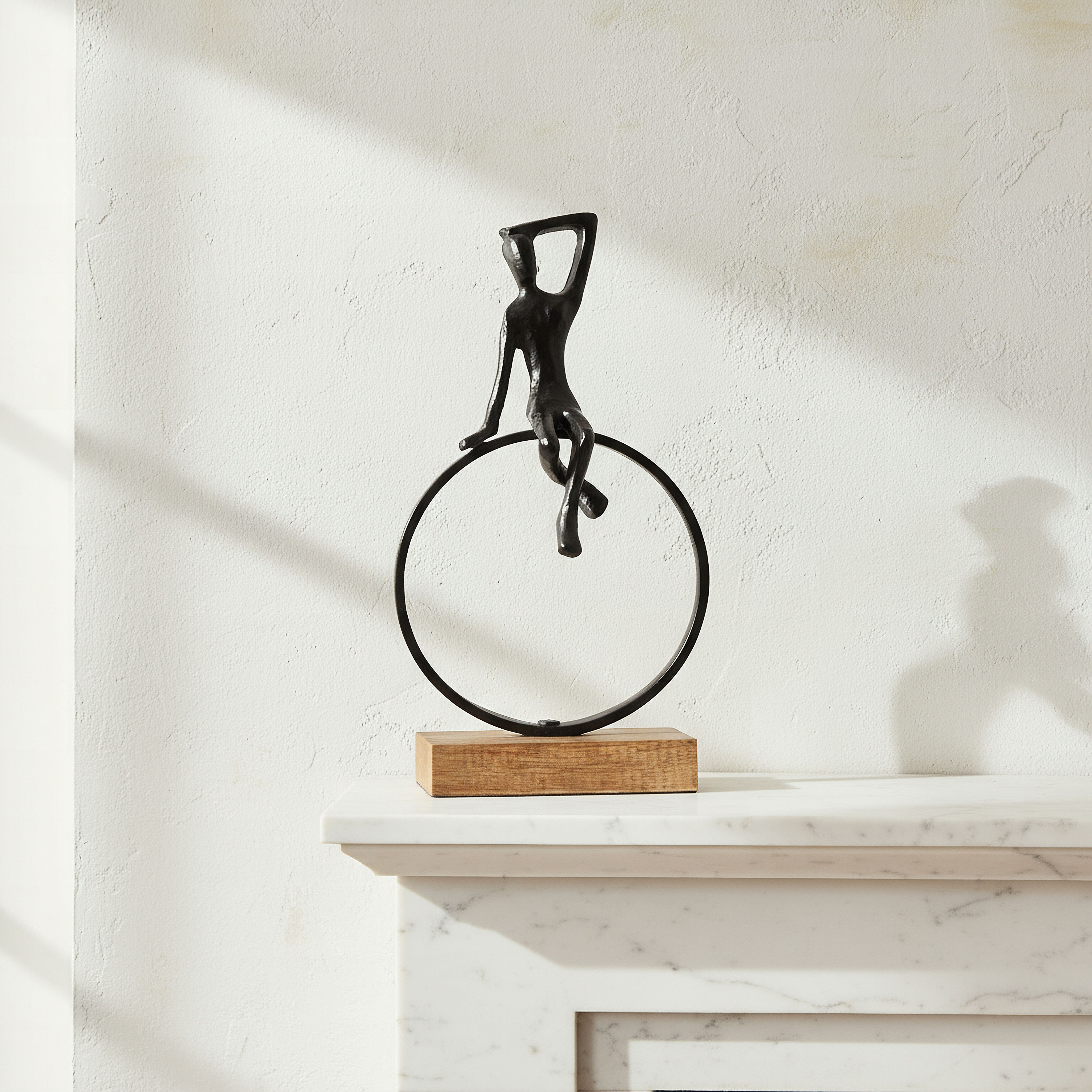تمثال ألومنيوم جالس مع حلقة بقاعدة خشبية من أودين - 25x12.5x45 سم-hbxhomeware-homedecor-figurinesandornaments-image-1