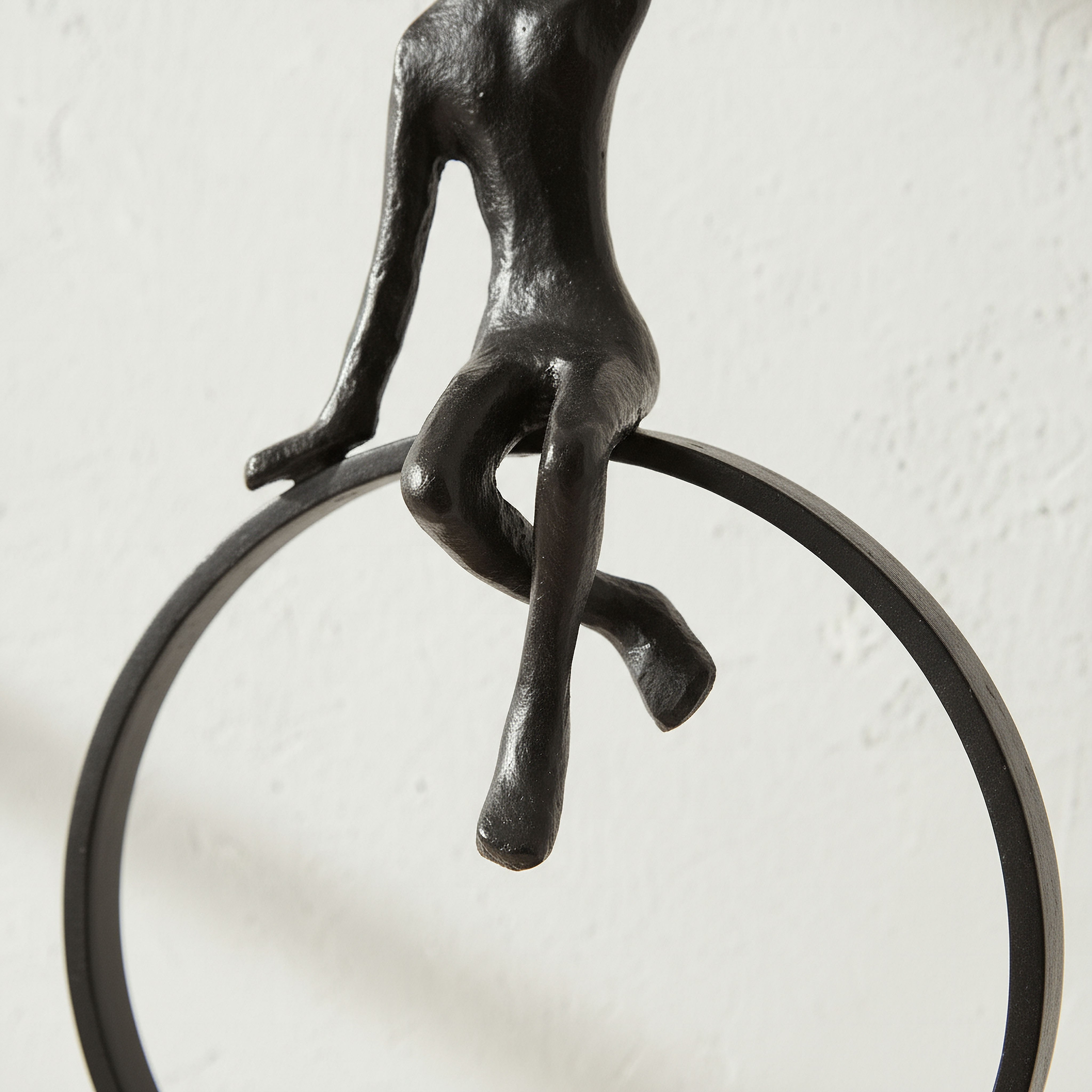 تمثال ألومنيوم جالس مع حلقة بقاعدة خشبية من أودين - 25x12.5x45 سم-hbxhomeware-homedecor-figurinesandornaments-image-2