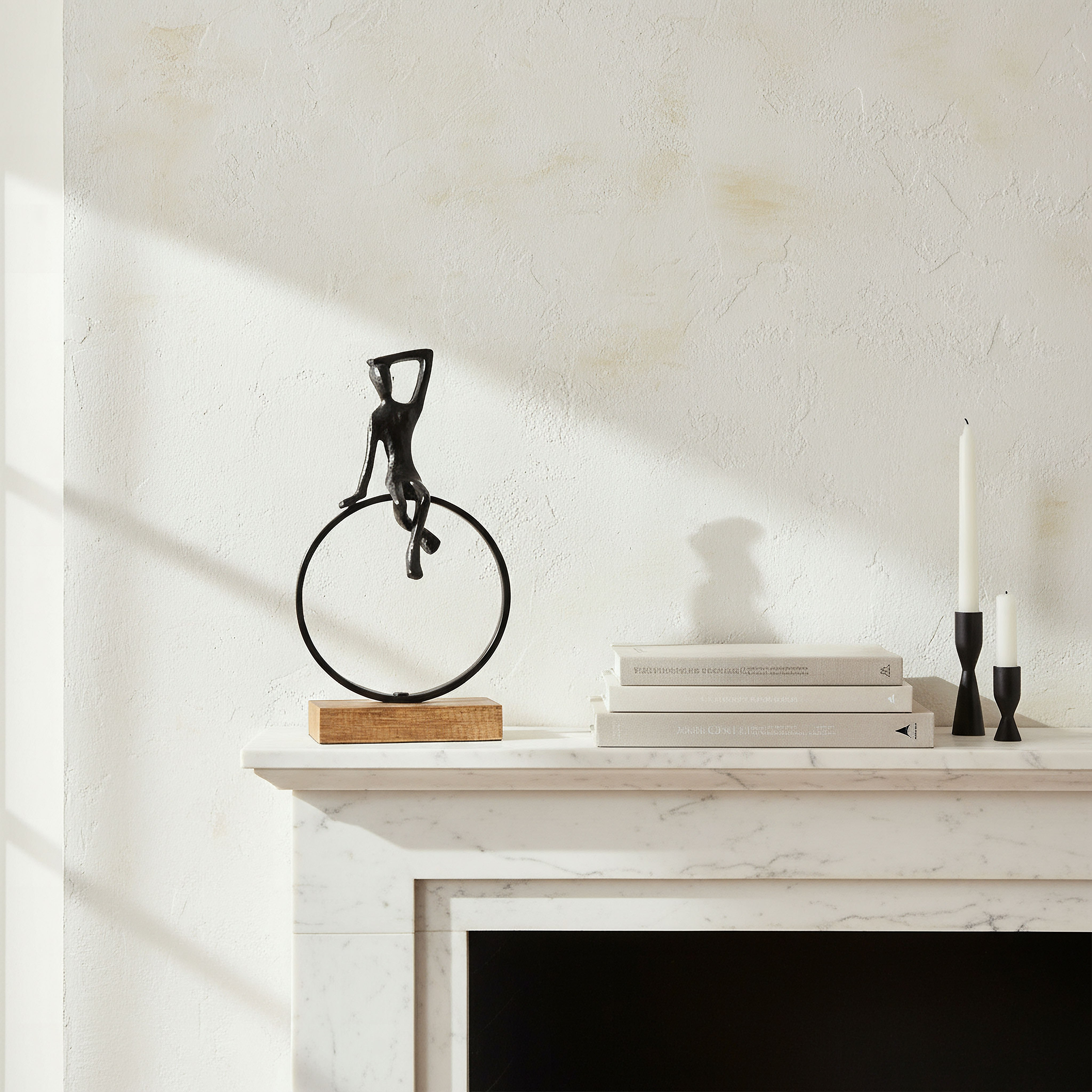 تمثال ألومنيوم جالس مع حلقة بقاعدة خشبية من أودين - 25x12.5x45 سم-hbxhomeware-homedecor-figurinesandornaments-image-3