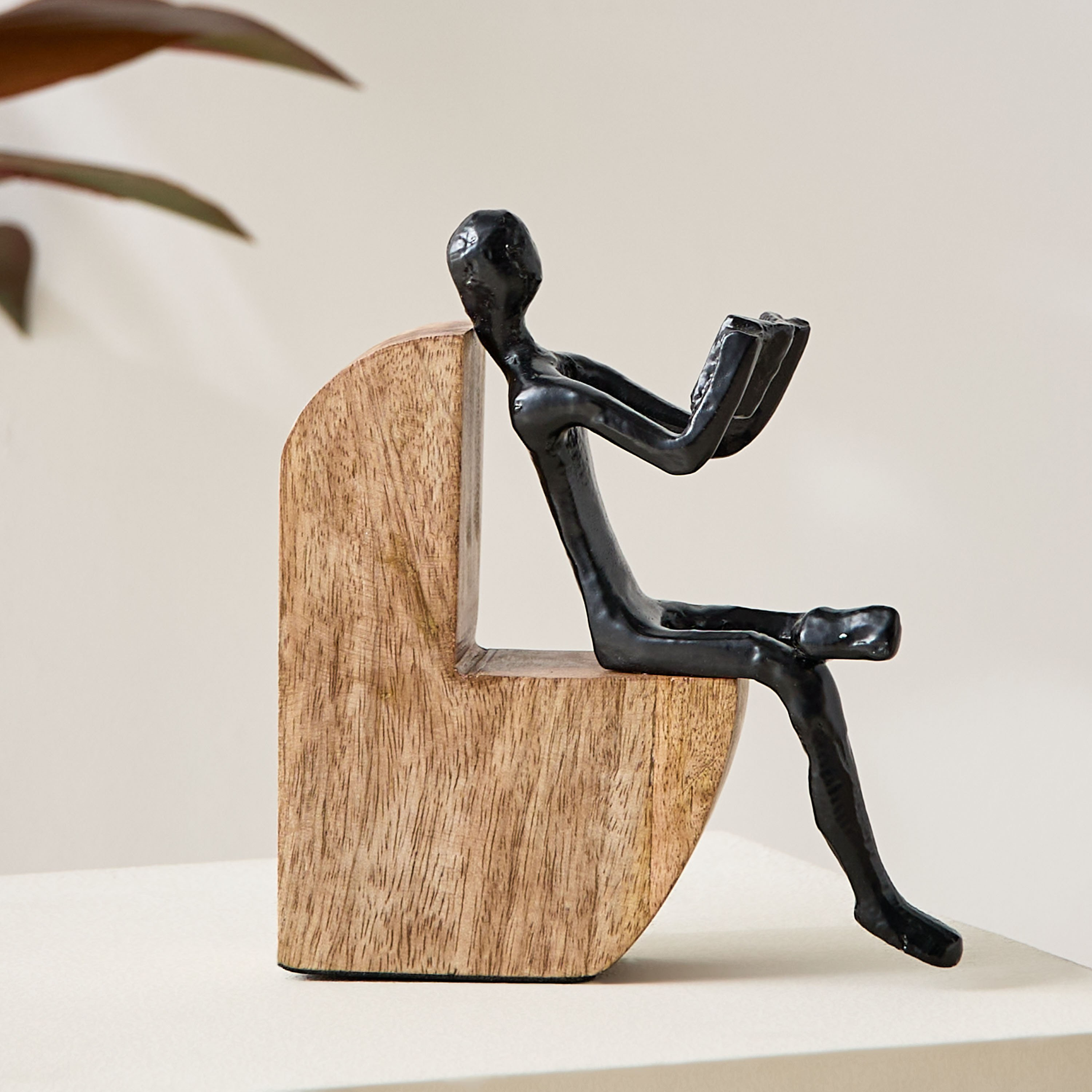 تمثال ألومنيوم لرجل يقرأ على كرسي خشبي من أودين - 14x5x19 سم-hbxhomeware-homedecor-figurinesandornaments-image-2