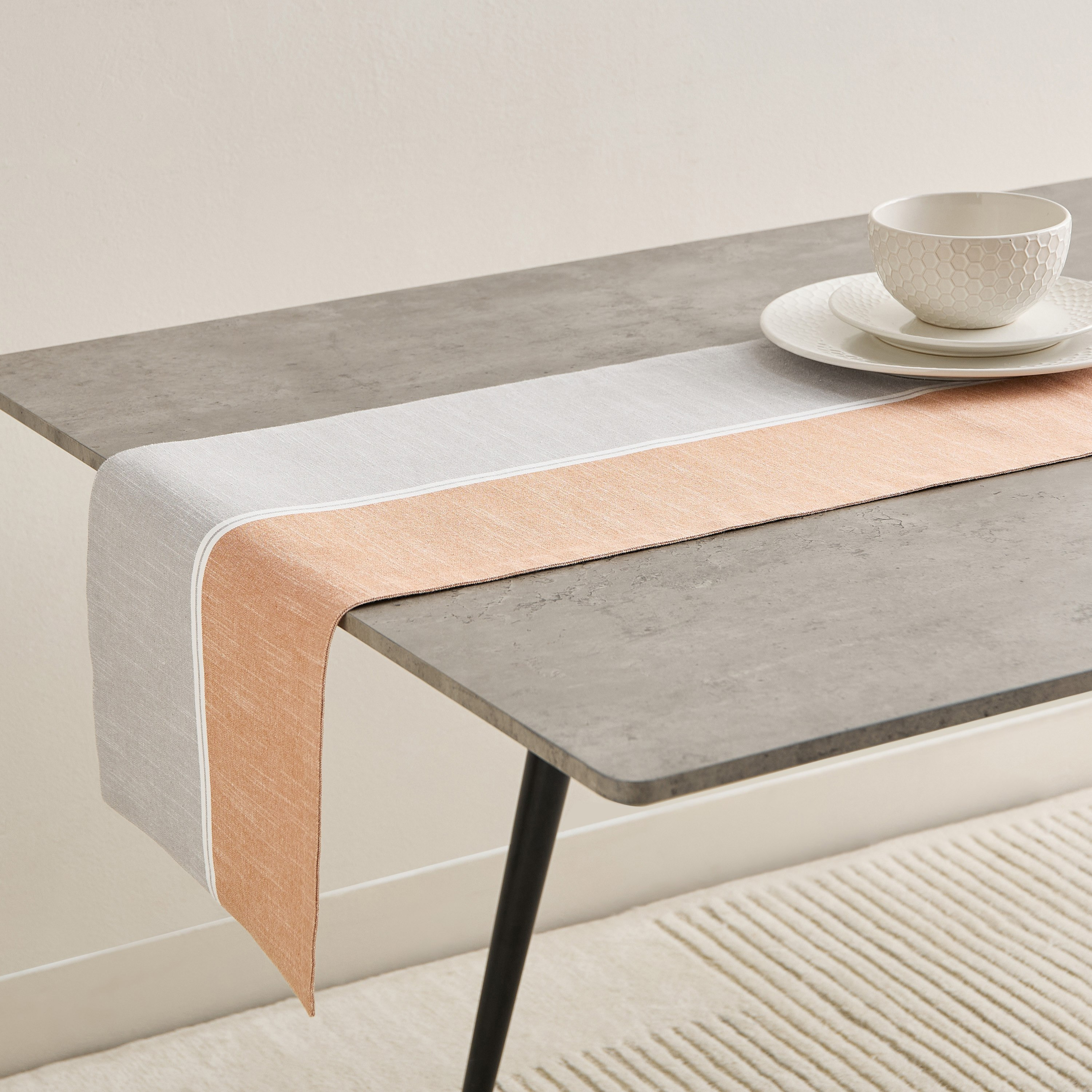 مفرش طاولة مضلع ميز من هارلي - 33x180 سم-hbxdecorandfurnishings-homefurnishings-tablelinens-image-1