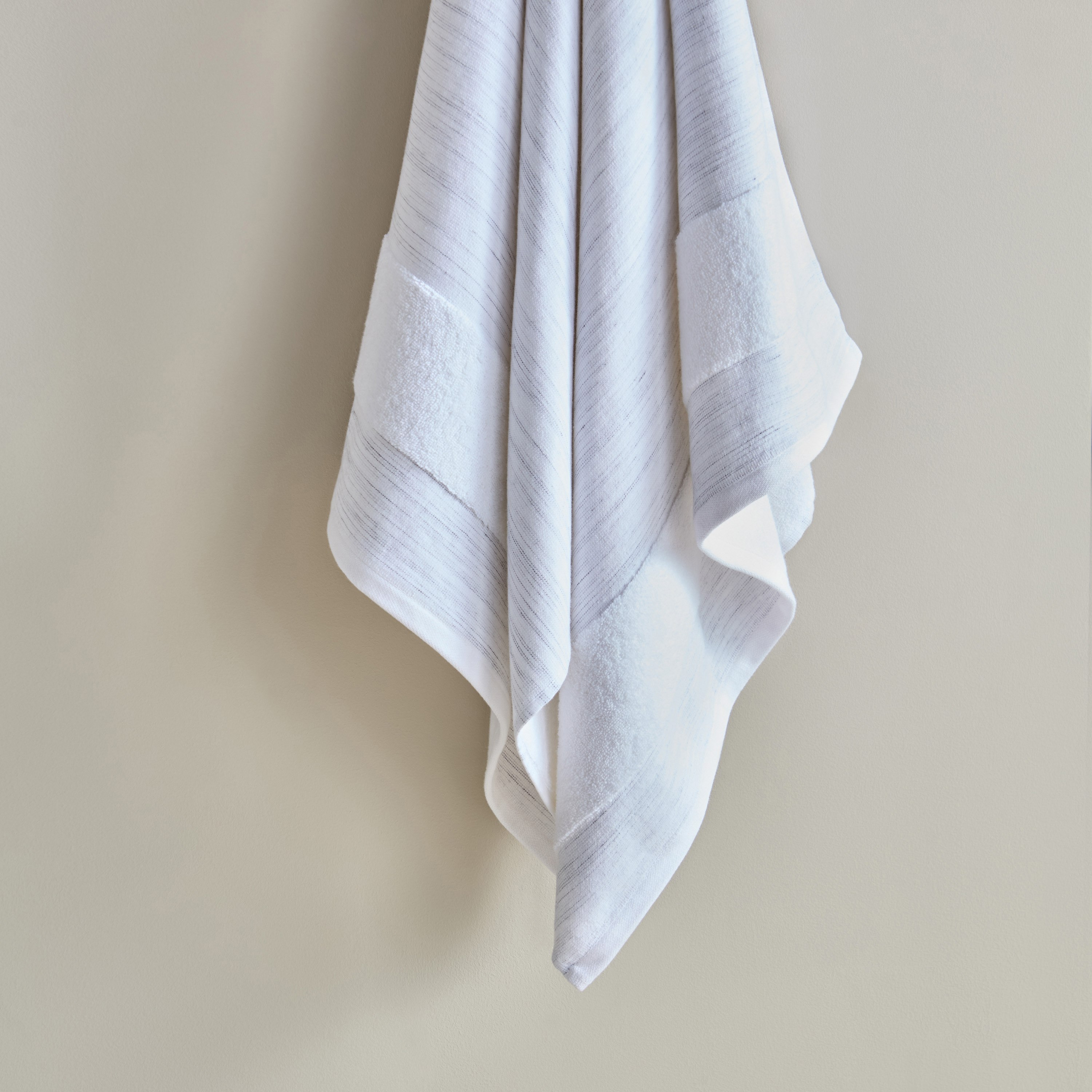 منشفة حمام قطن تركي وجه تيري من أوبيولنس بيانكا - 70x140 سم-hbxbathroom-bathroomtextiles-image-3