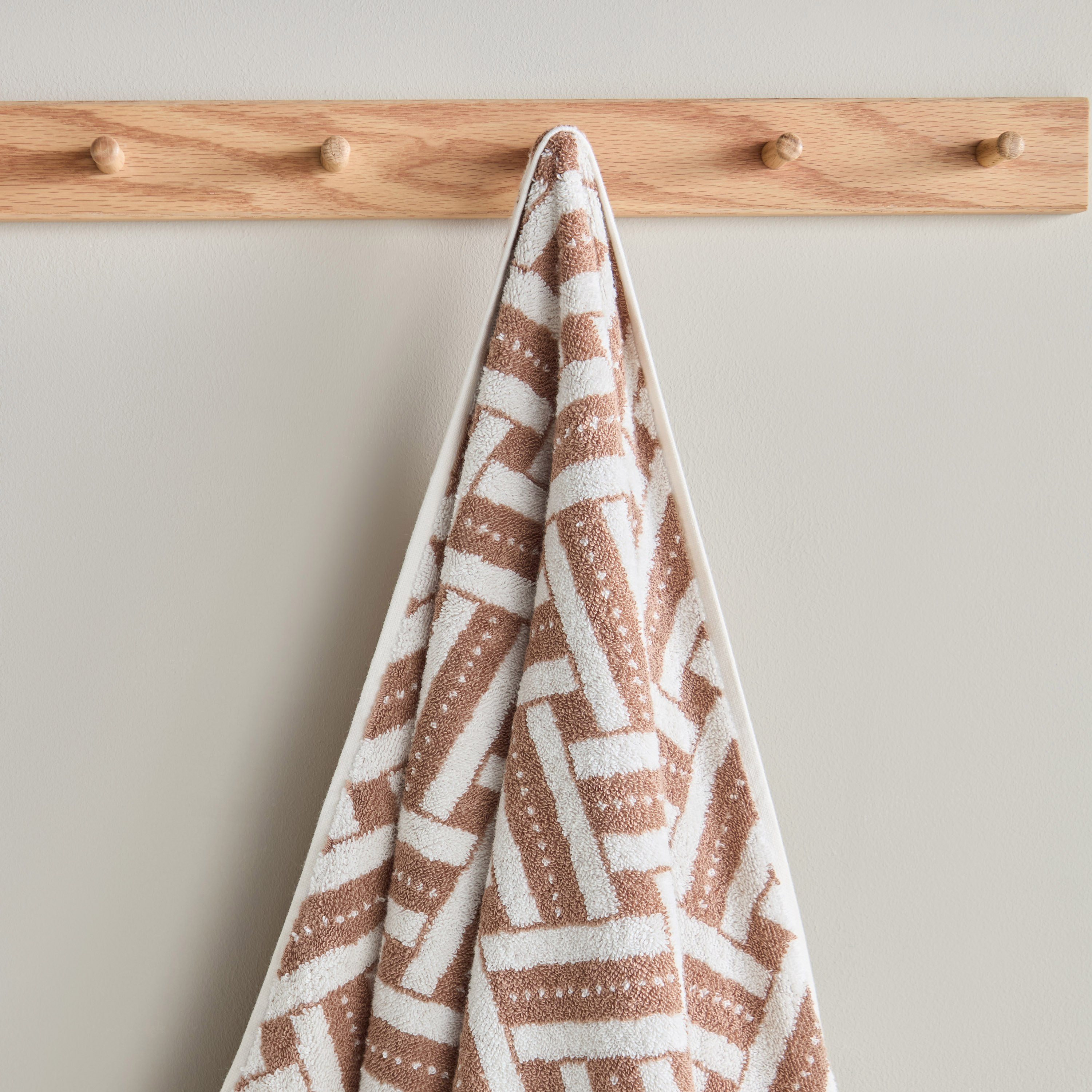 منشفة حمام قطن تركي بنمط جاكار وخيوط مصبوغة من أوبيولنس سيرينيتي - 70×140 سم-hbxbathroom-bathroomtextiles-image-2