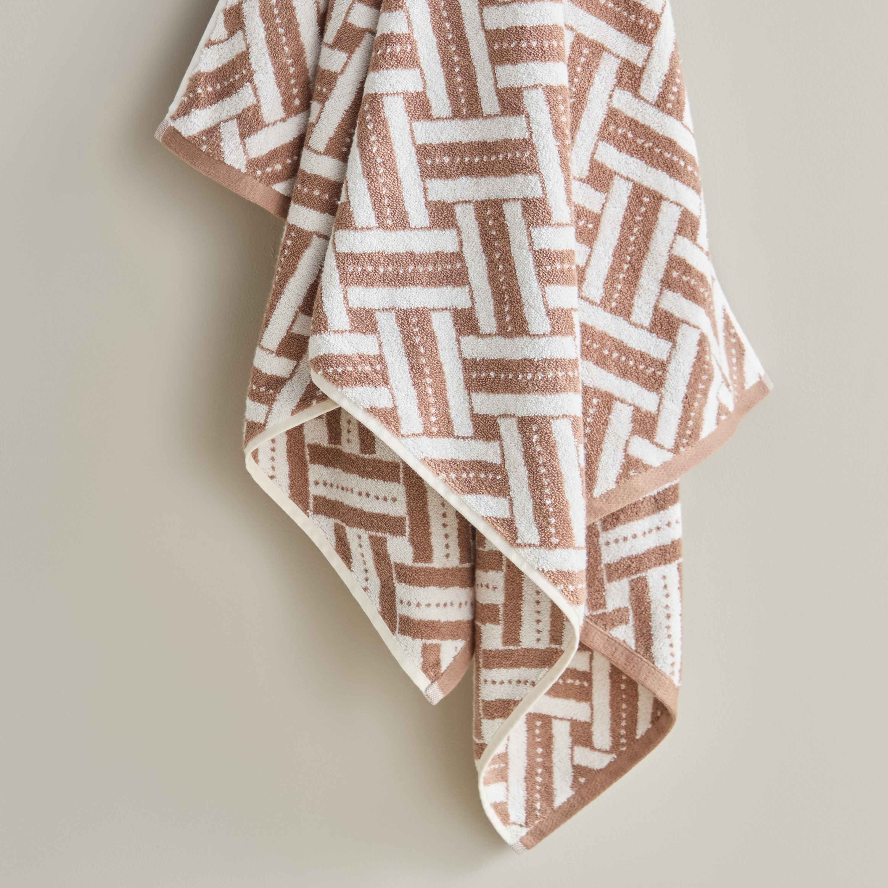 منشفة حمام قطن تركي بنمط جاكار وخيوط مصبوغة من أوبيولنس سيرينيتي - 70×140 سم-hbxbathroom-bathroomtextiles-image-3
