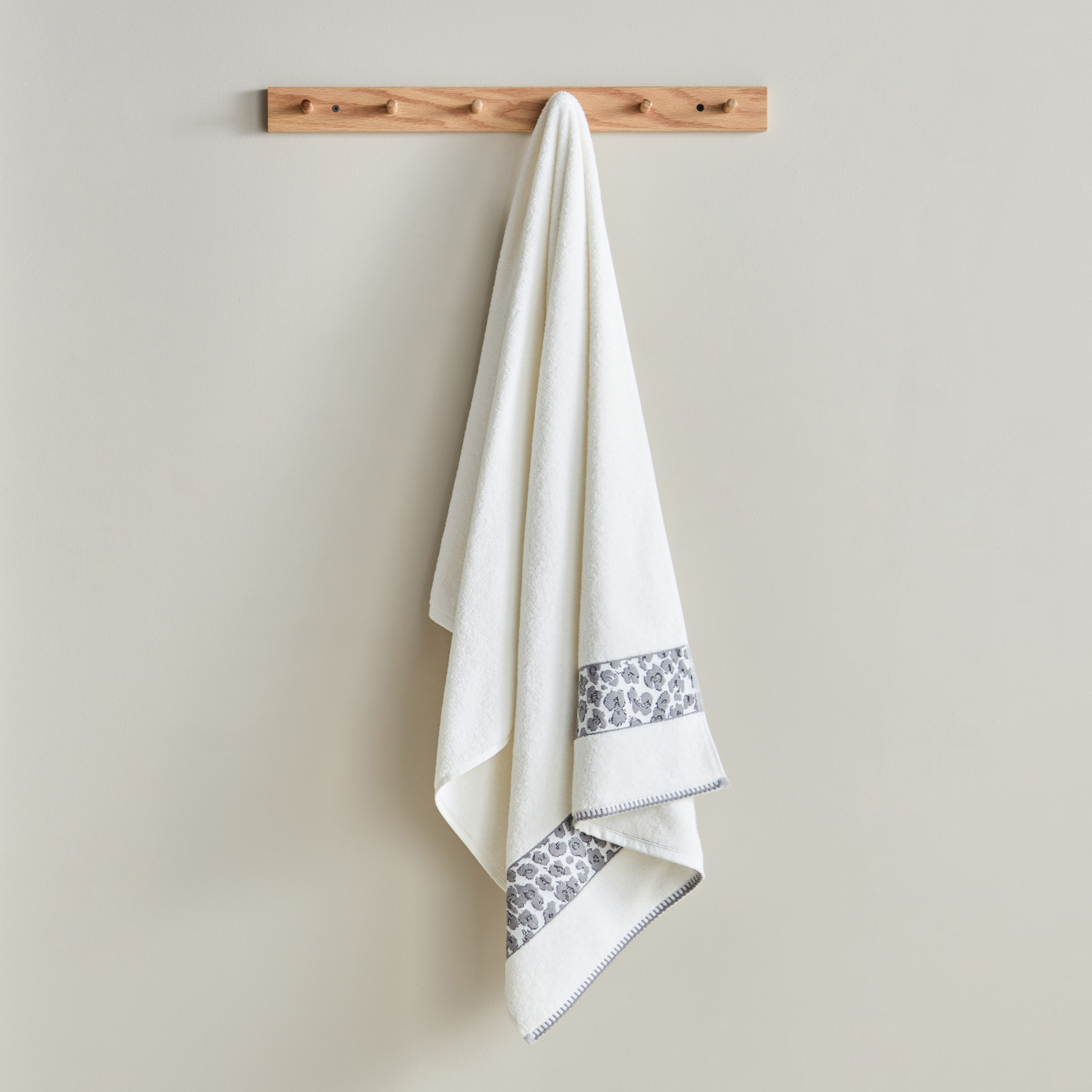 منشفة حمام من القطن التركي بحواف جاكار من أوبيولنس ليوبارد - 70x140 سم-hbxbathroom-bathroomtextiles-image-1