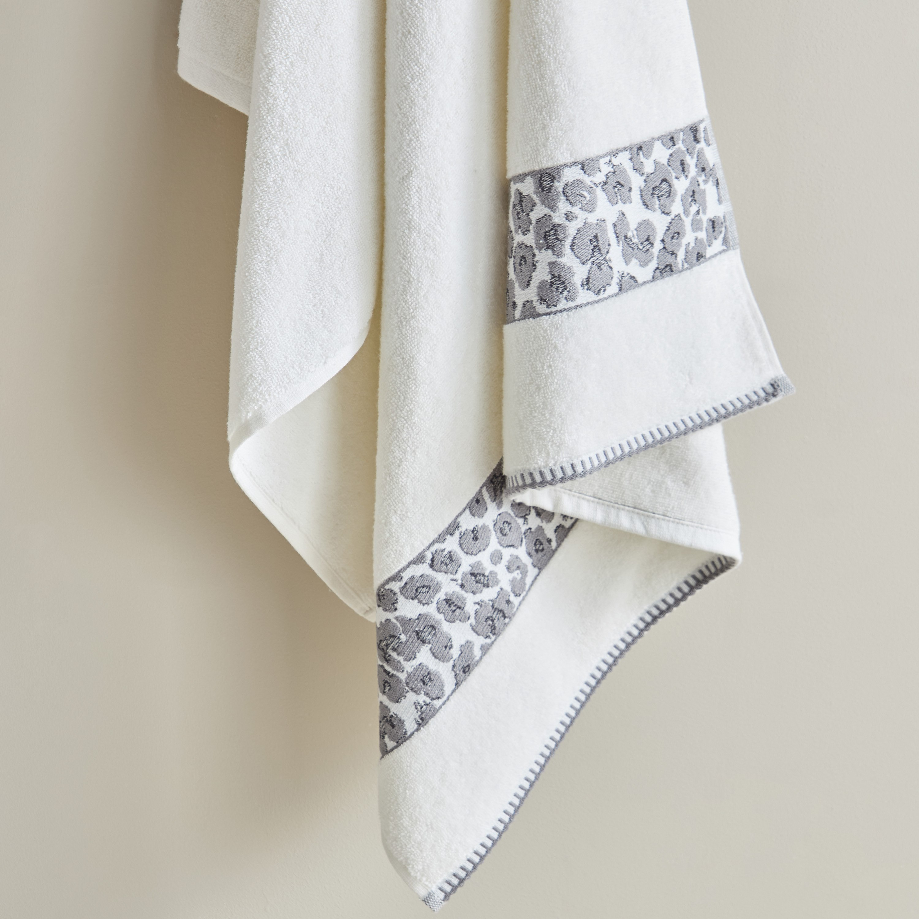 منشفة حمام من القطن التركي بحواف جاكار من أوبيولنس ليوبارد - 70x140 سم-hbxbathroom-bathroomtextiles-image-3