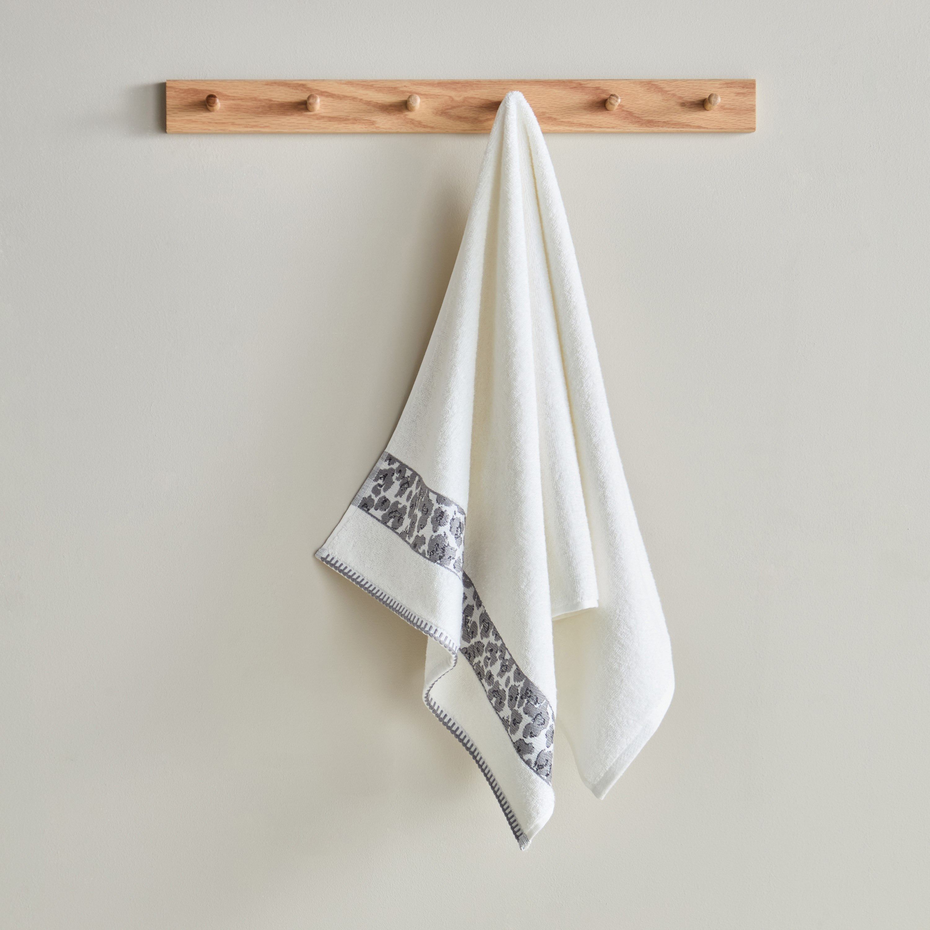 منشفة يد من القطن التركي بحواف جاكار من أوبيولنس ليوبارد - 50x90 سم-hbxbathroom-bathroomtextiles-image-1