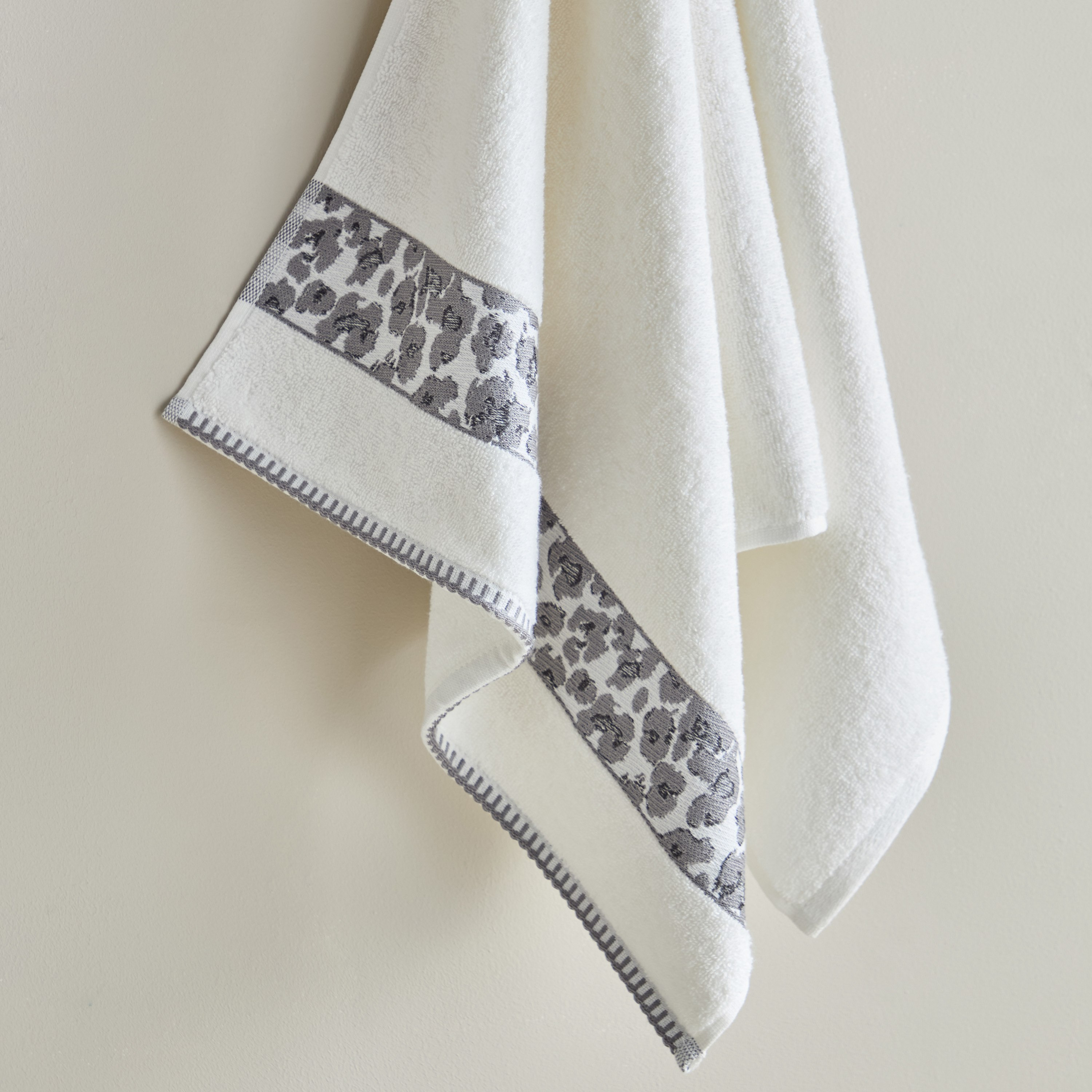 منشفة يد من القطن التركي بحواف جاكار من أوبيولنس ليوبارد - 50x90 سم-hbxbathroom-bathroomtextiles-image-3