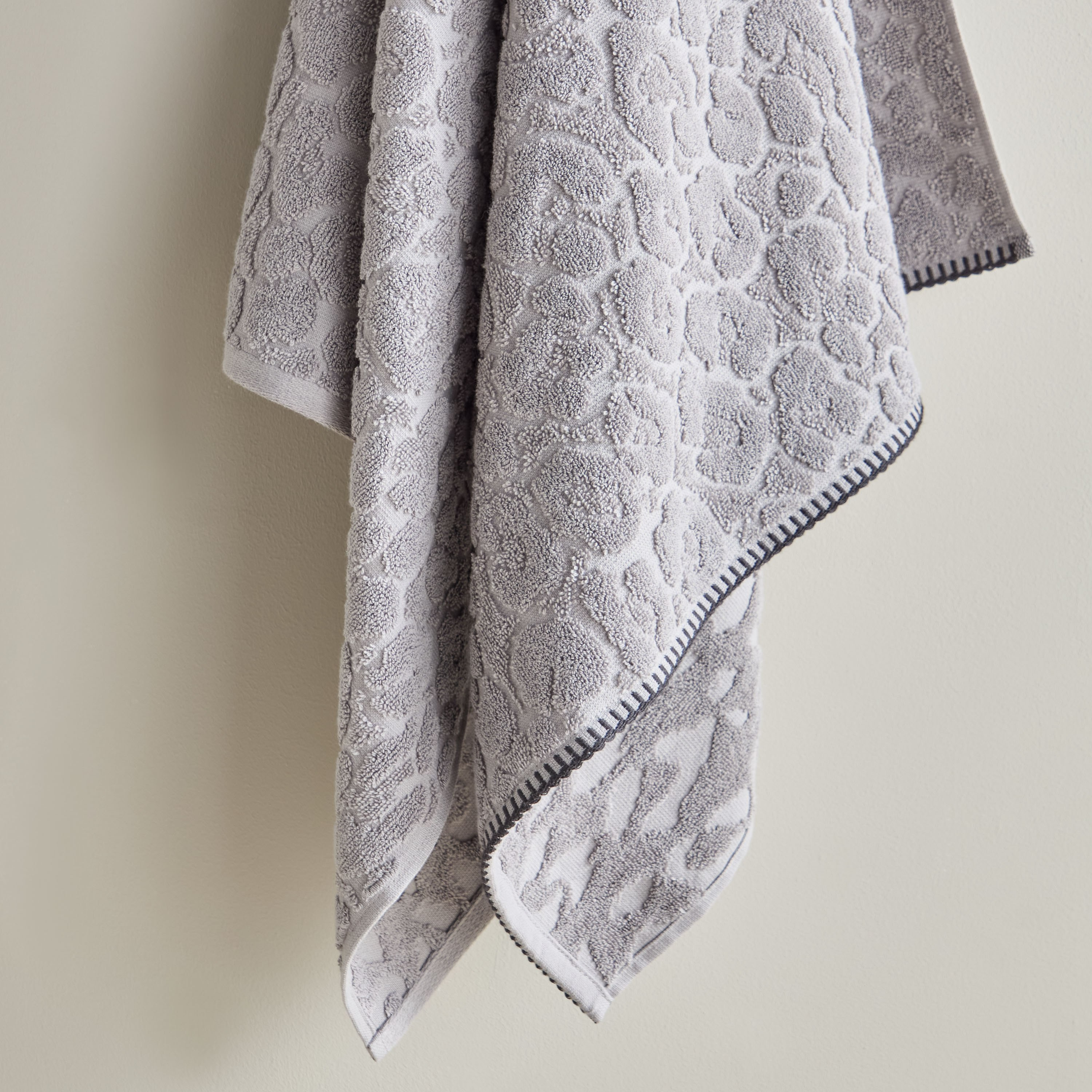 منشفة حمام جاكار من القطن التركي من أوبيولنس ليوبارد- 70x140 سم-hbxbathroom-bathroomtextiles-image-3