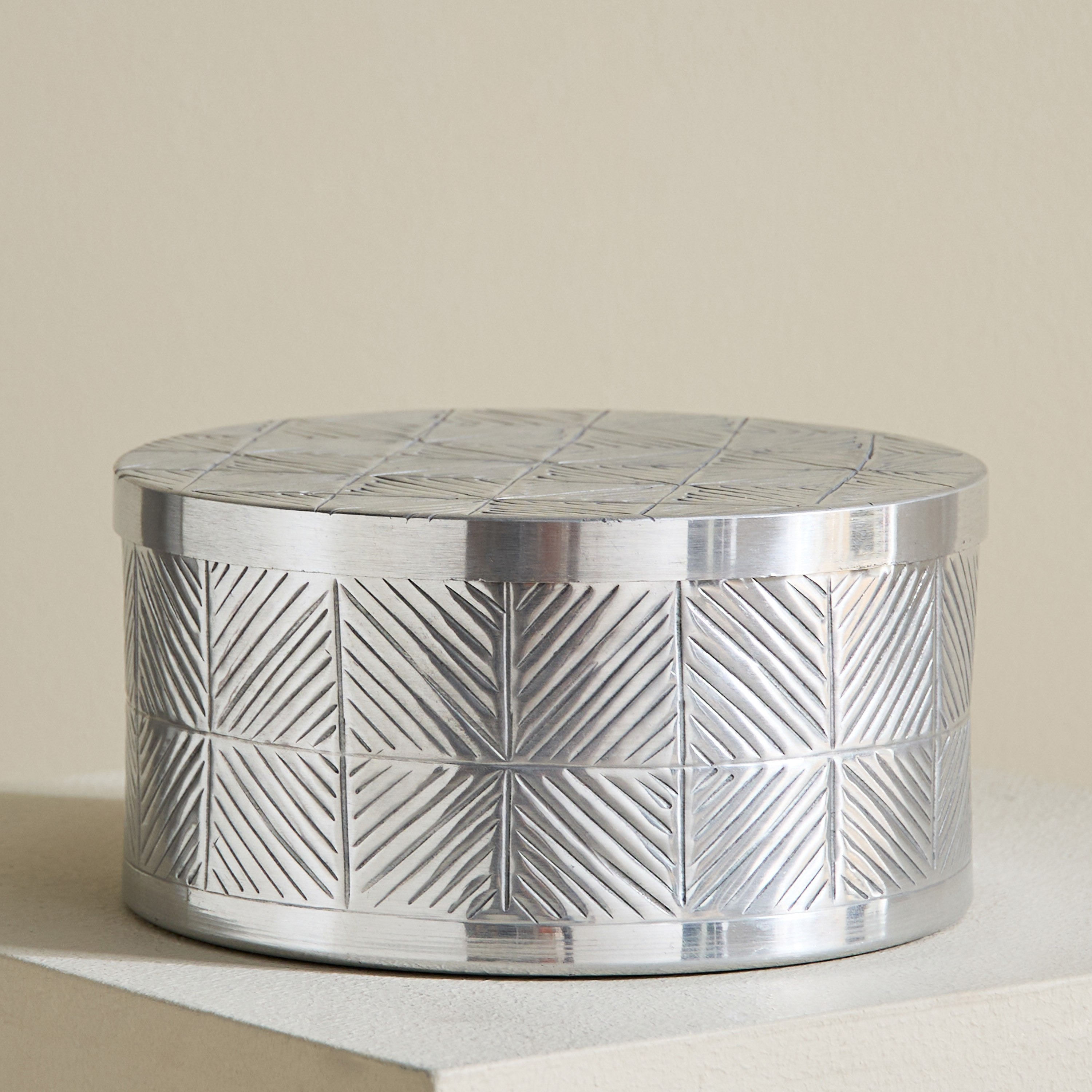 صندوق ألومنيوم بنقوش مربعة من نيدريل - 17 × 8.5 سم-hbxhomeware-homedecor-figurinesandornaments-image-1