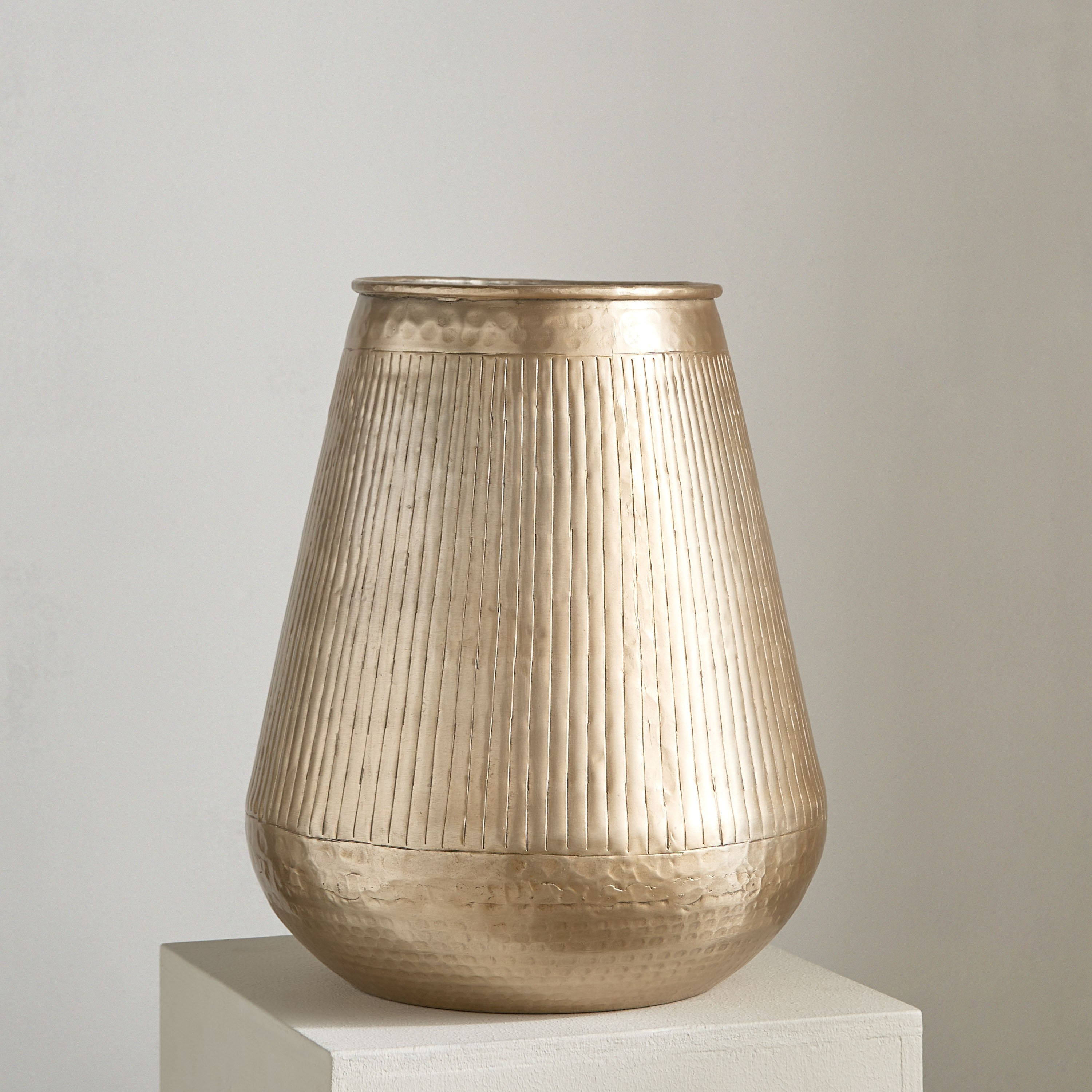 مزهرية من الألومنيوم بتصميم مطروق من نيدريل - 30×34 سم-hbxbedroom-decorandaccessories-vases-image-2