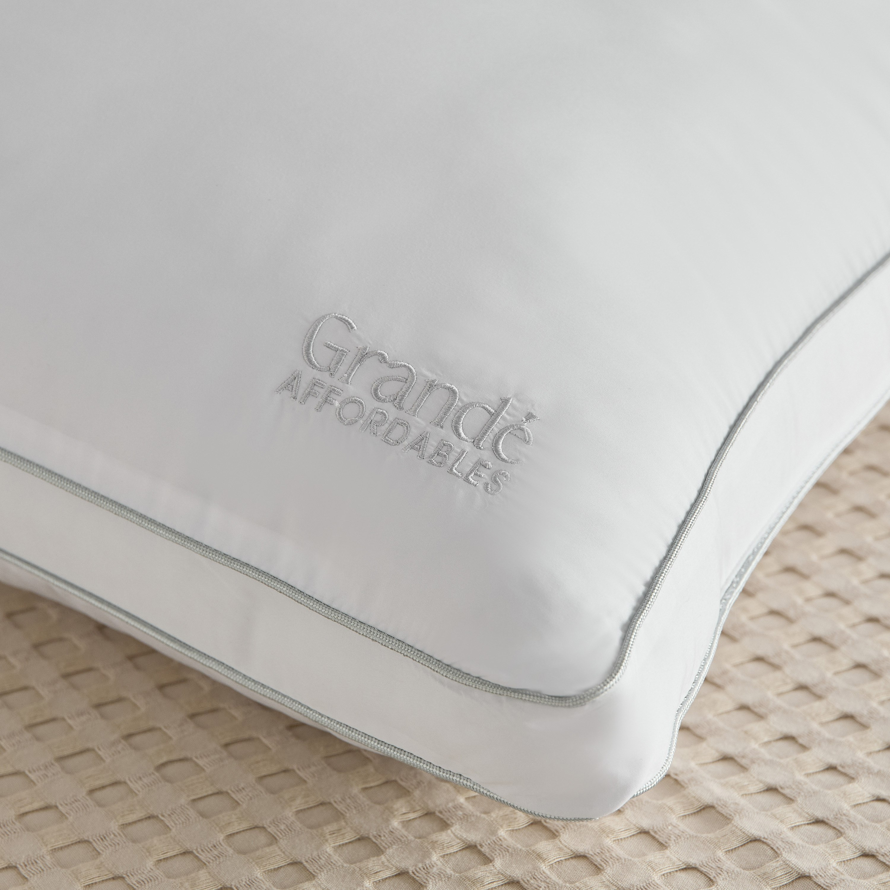 وسادة ناعمة 300 خيط بتطريز من مايكرو فريش - 45×70+5 سم-hbxhomeware-hbxbedroom-image-3