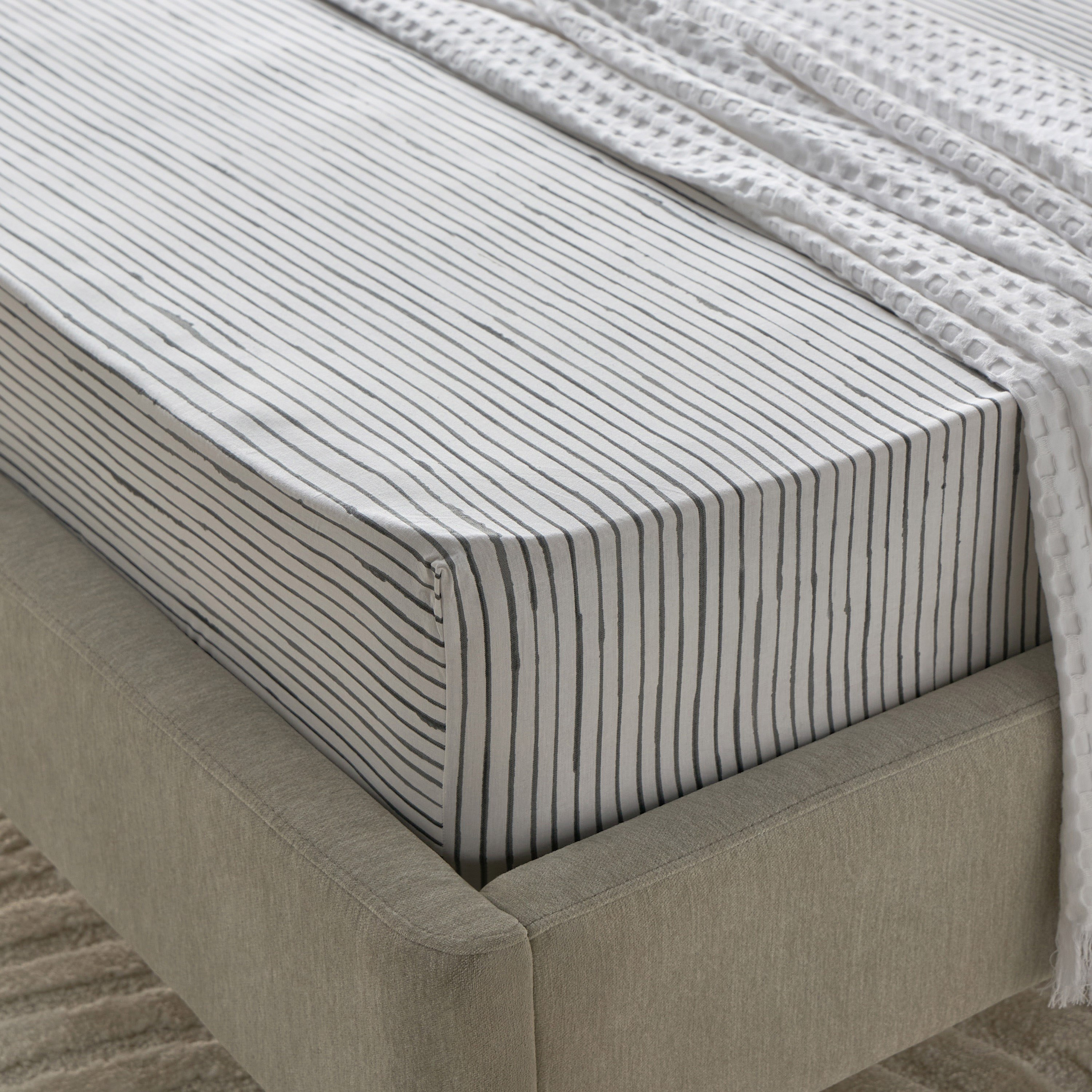 شرشف مطّاطي قطن توين بطبعات لونير من ماديسون - 120x200+25 سم-hbxhomeware-hbxbedroom-image-1