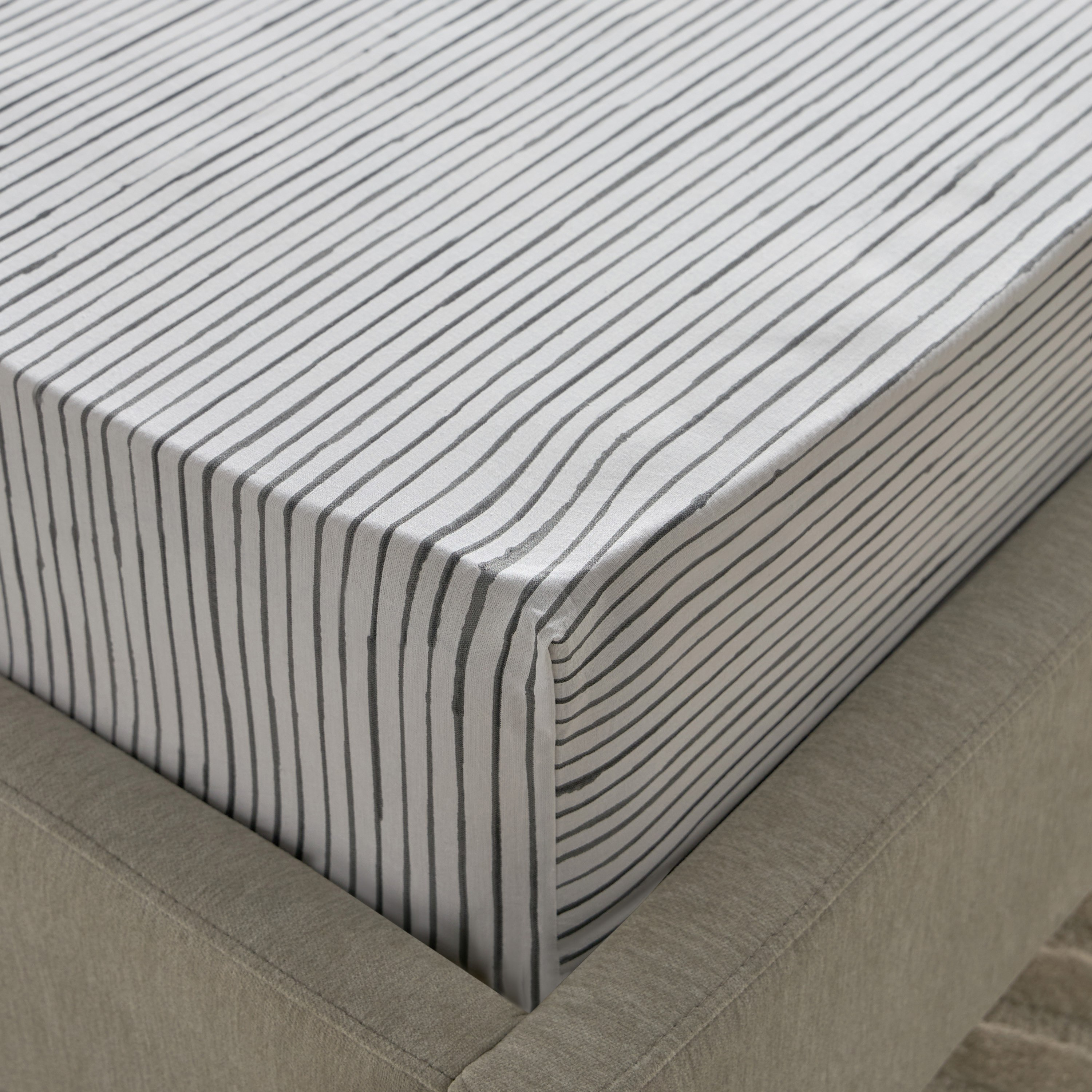شرشف مطّاطي قطن توين بطبعات لونير من ماديسون - 120x200+25 سم-hbxhomeware-hbxbedroom-image-4